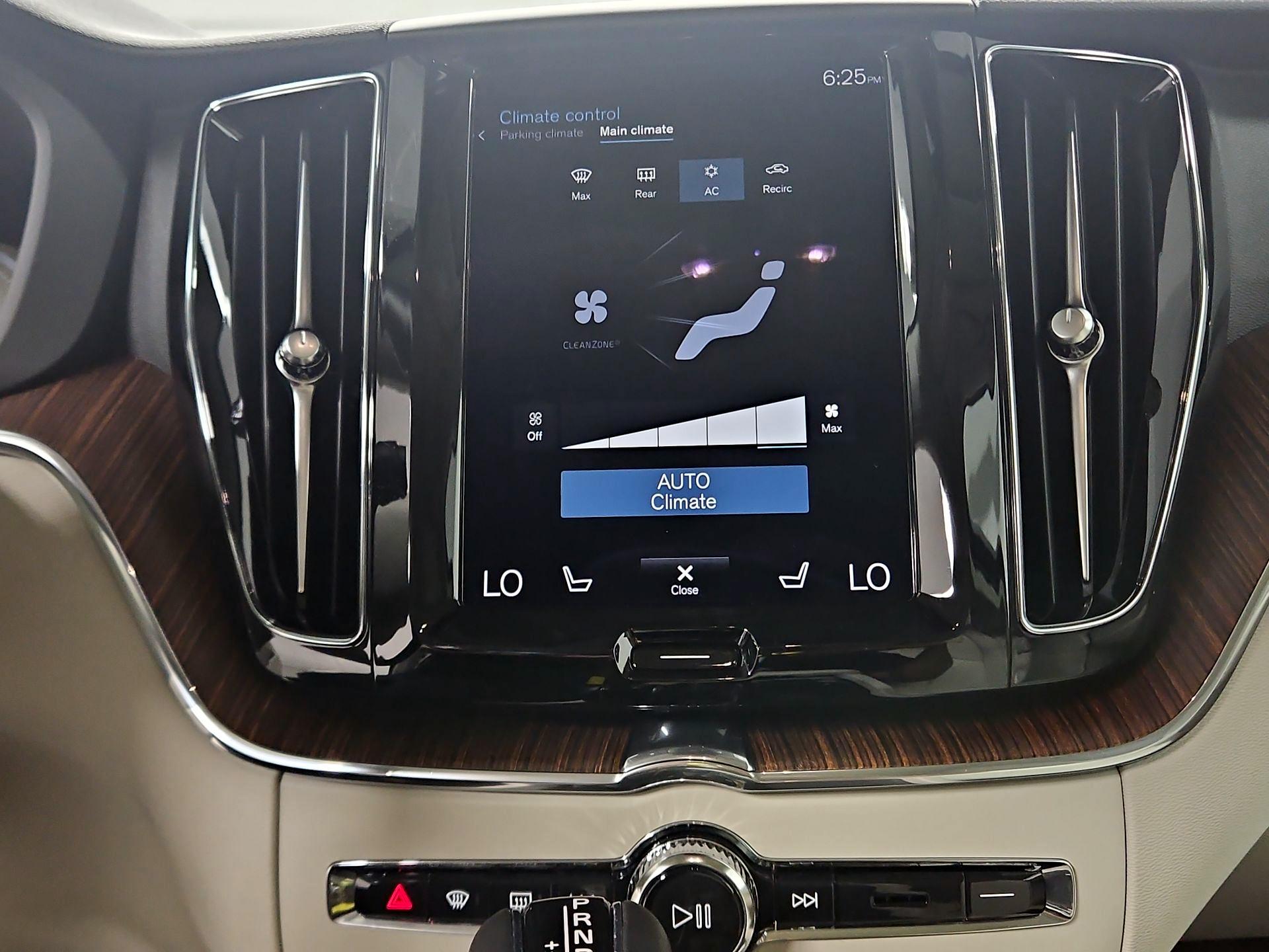 Thumbnail: 2021 Volvo XC60 - 16