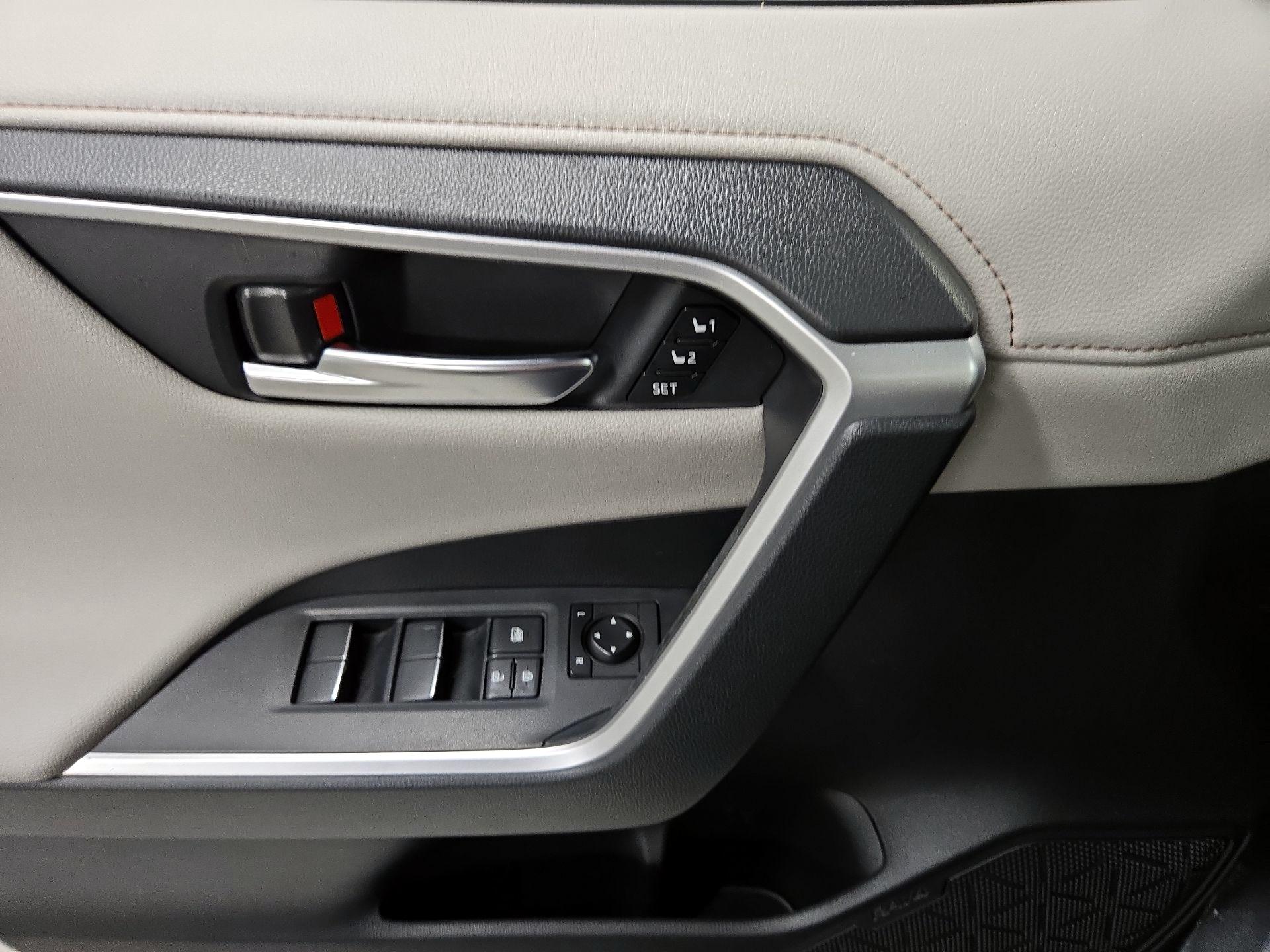 Thumbnail: 2019 Toyota RAV4 - 12