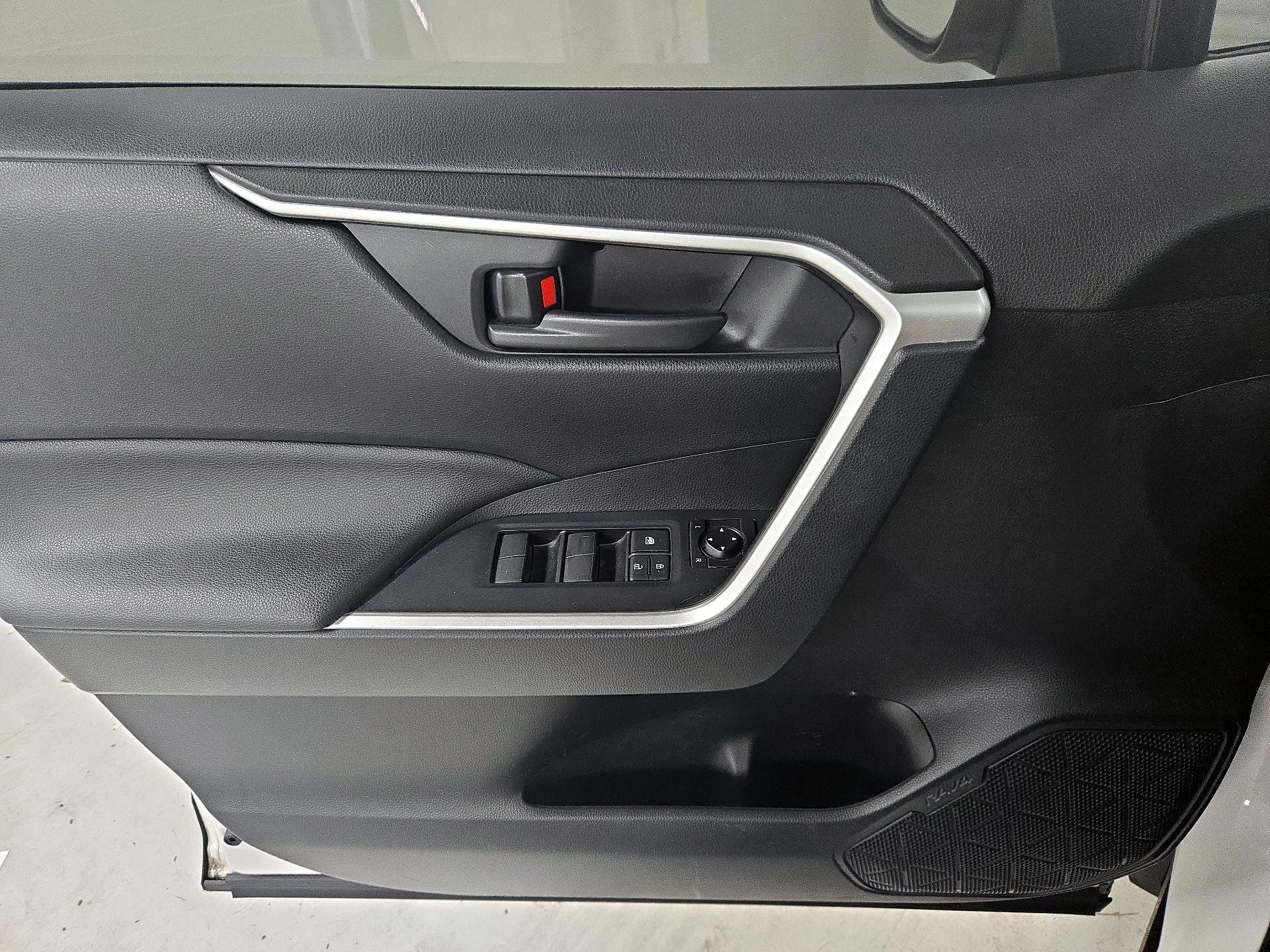 Thumbnail: 2022 Toyota RAV4 - 12