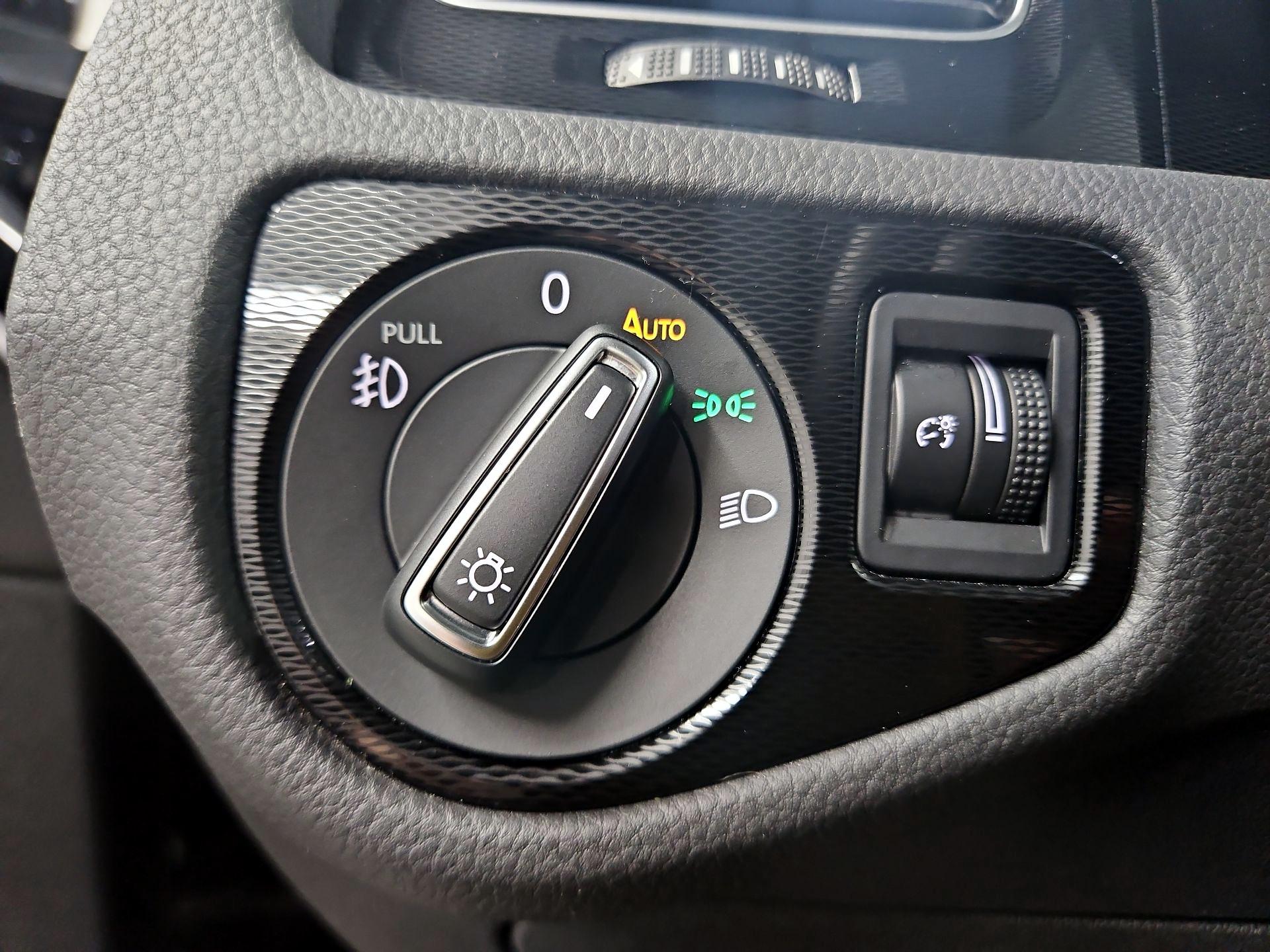 Thumbnail: 2016 Volkswagen Golf - 13