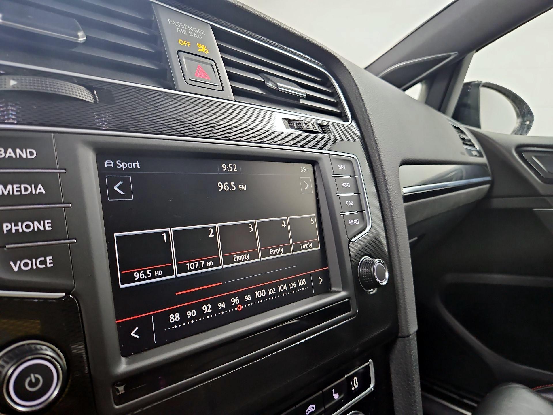 Thumbnail: 2016 Volkswagen Golf - 16