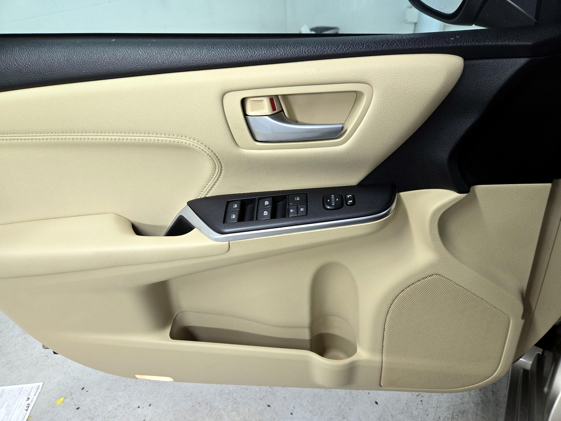 Thumbnail: 2015 Toyota Camry - 12
