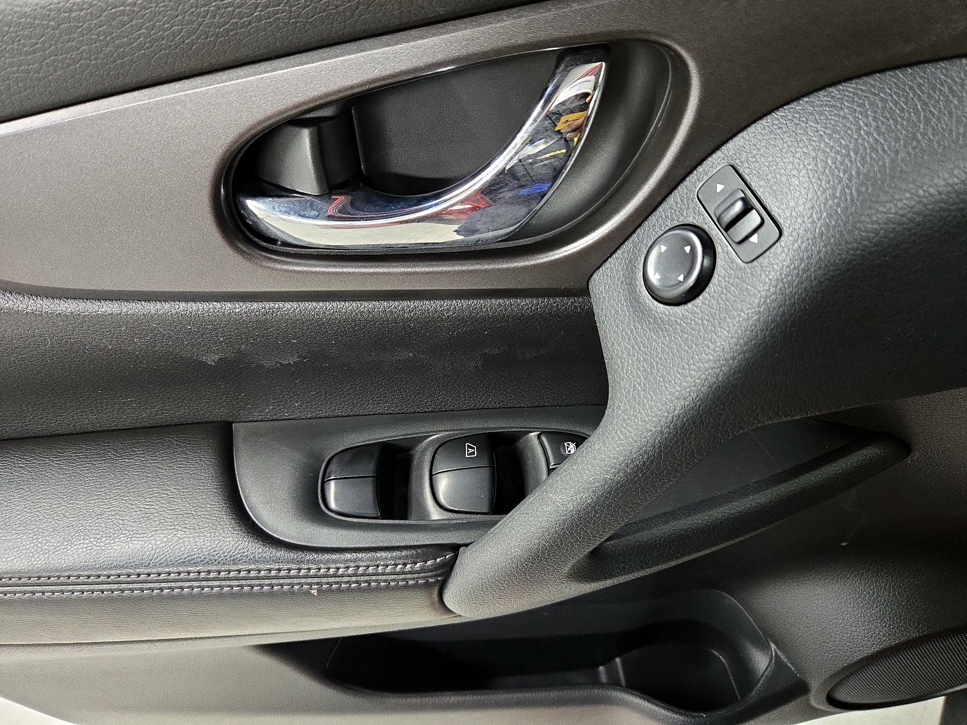 Thumbnail: 2016 Nissan Rogue - 12