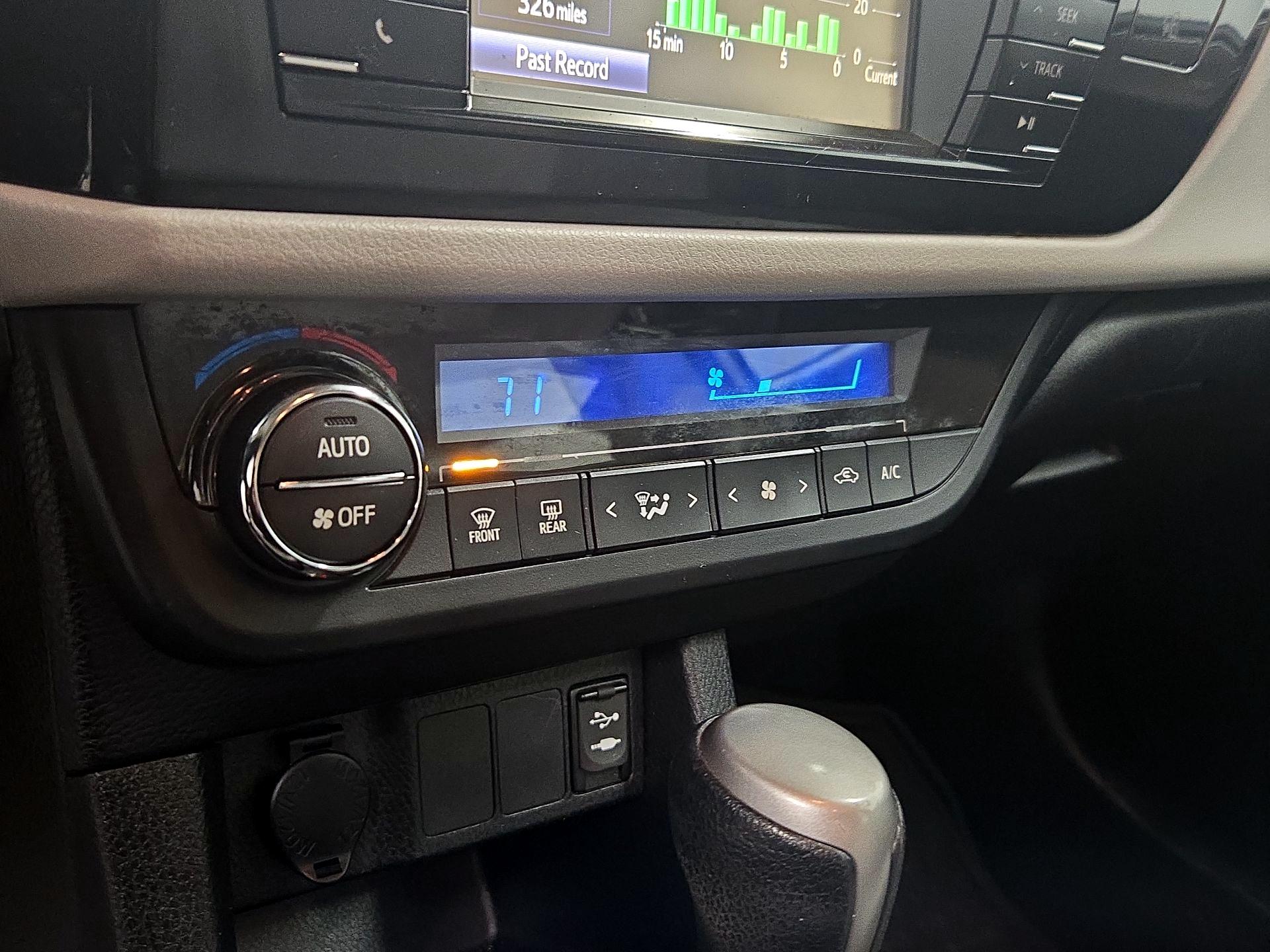 Thumbnail: 2014 Toyota Corolla - 16