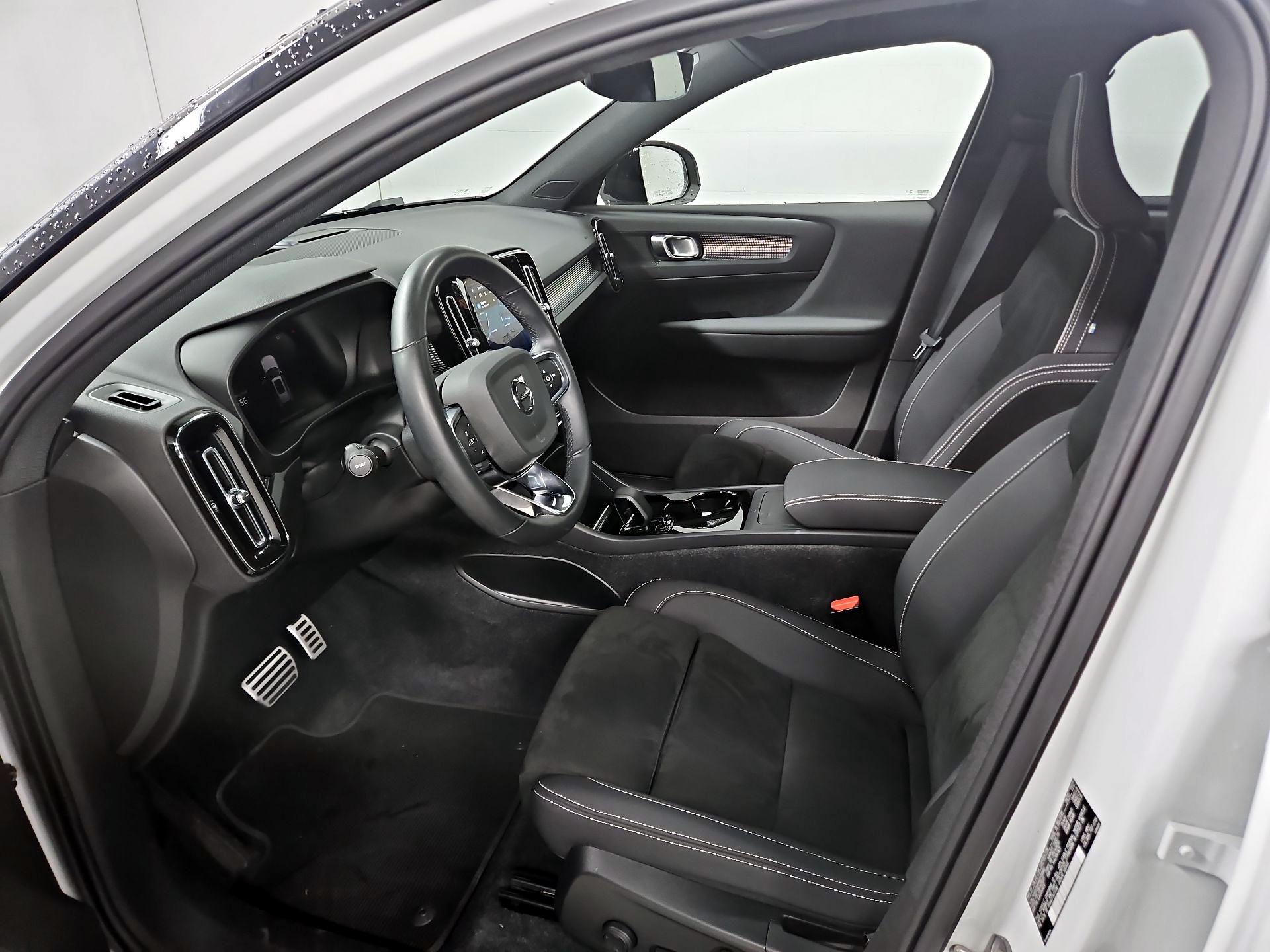 Thumbnail: 2022 Volvo XC40 - 11