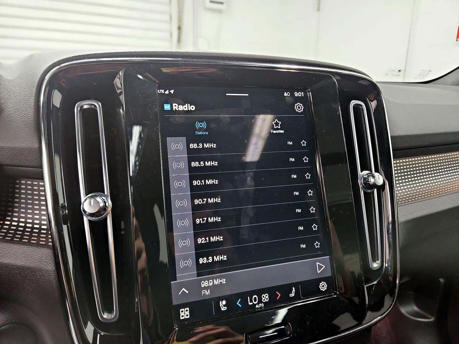 Thumbnail: 2022 Volvo XC40 - 16