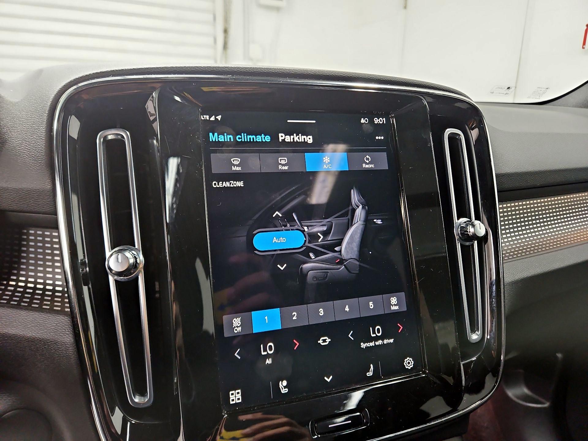 Thumbnail: 2022 Volvo XC40 - 17