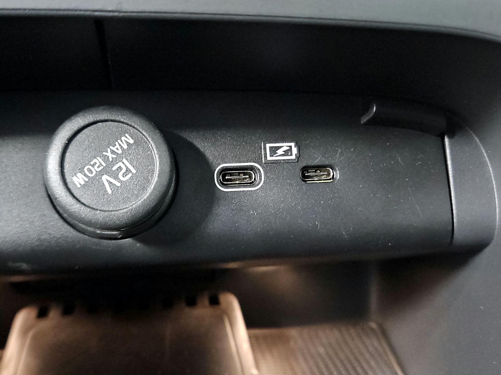 Thumbnail: 2022 Volvo XC40 - 19