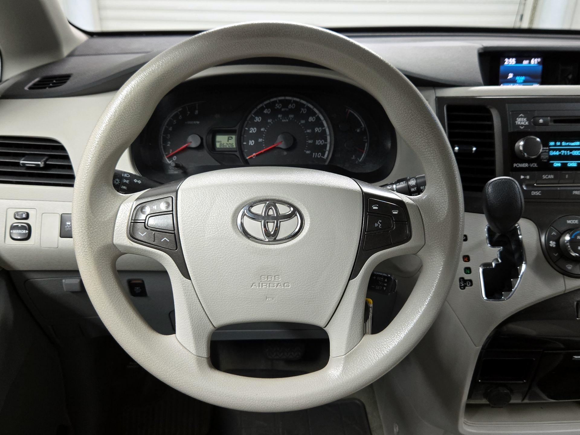 Thumbnail: 2014 Toyota Sienna - 10