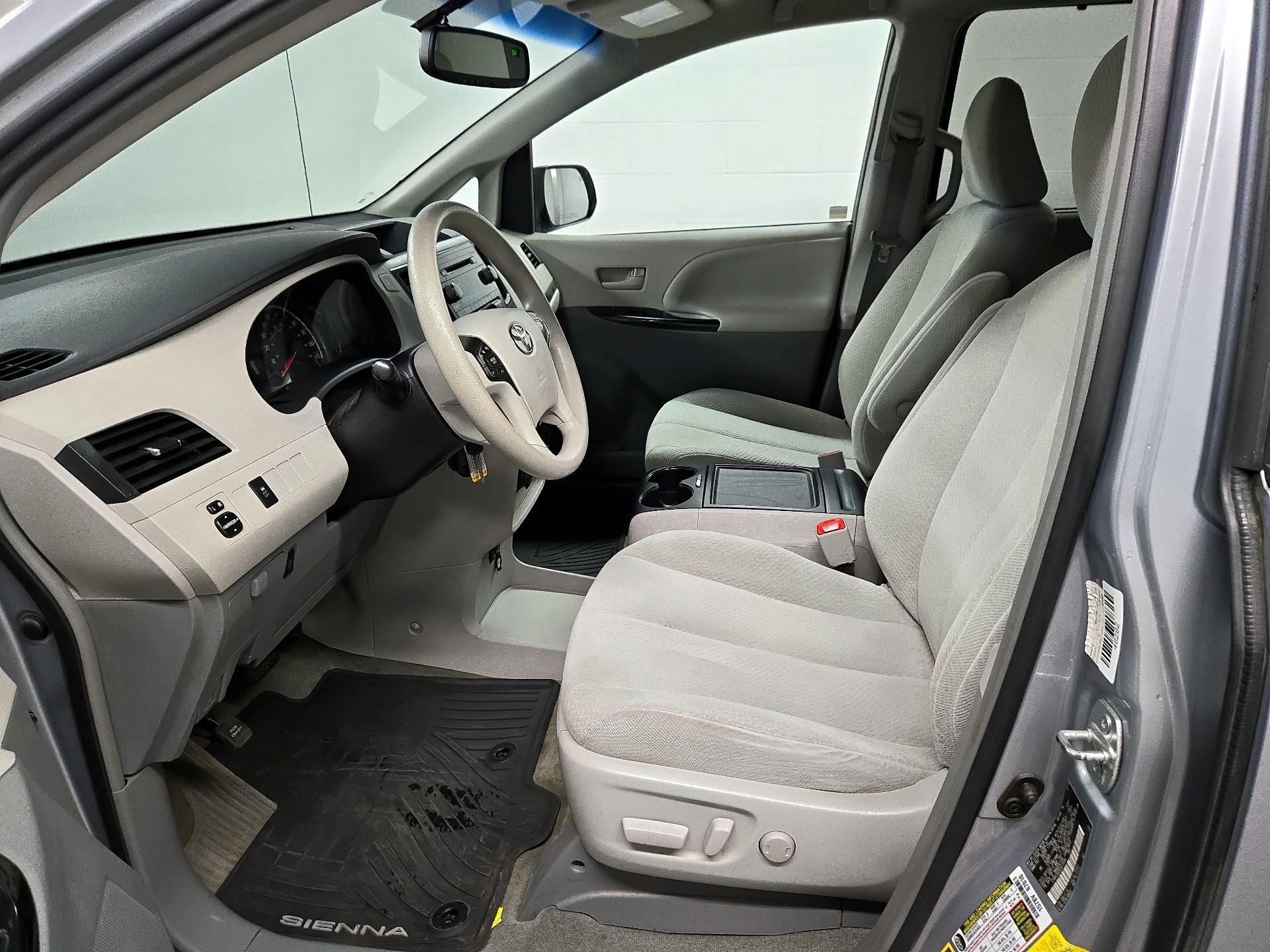 Thumbnail: 2014 Toyota Sienna - 11