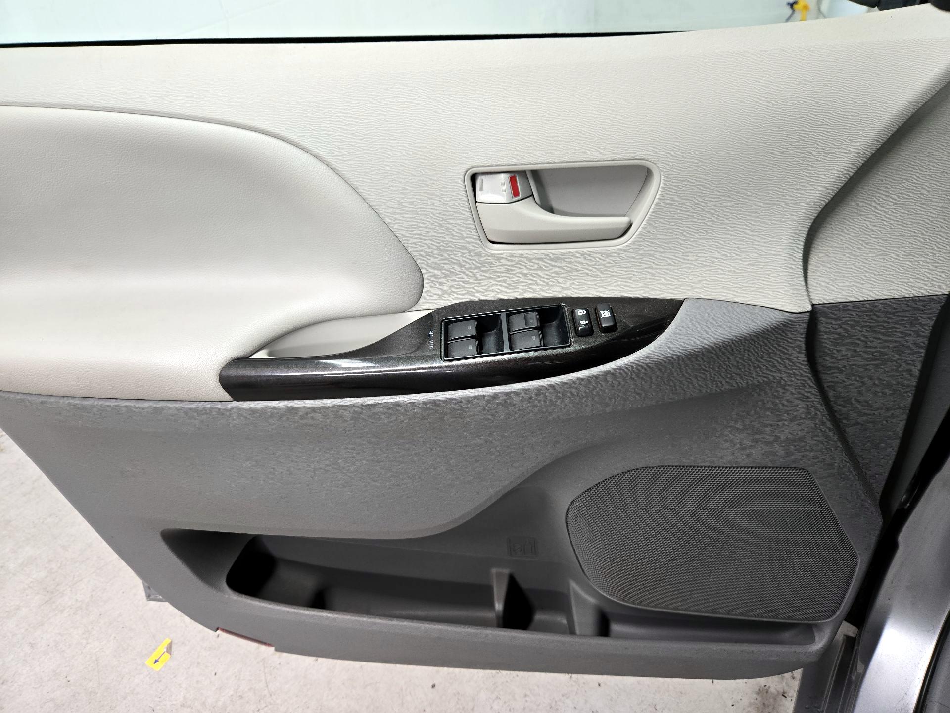 Thumbnail: 2014 Toyota Sienna - 12