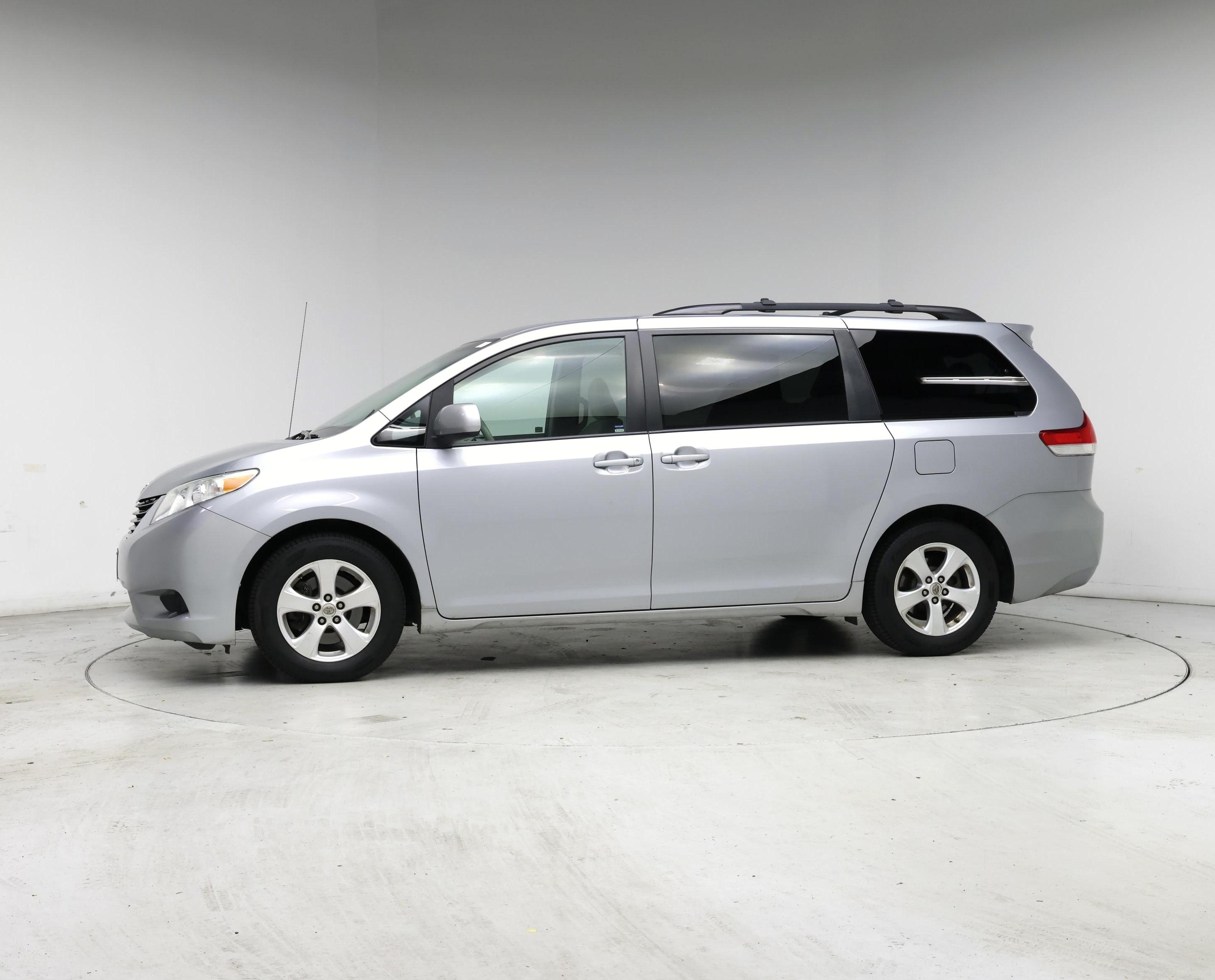 Thumbnail: 2014 Toyota Sienna - 3