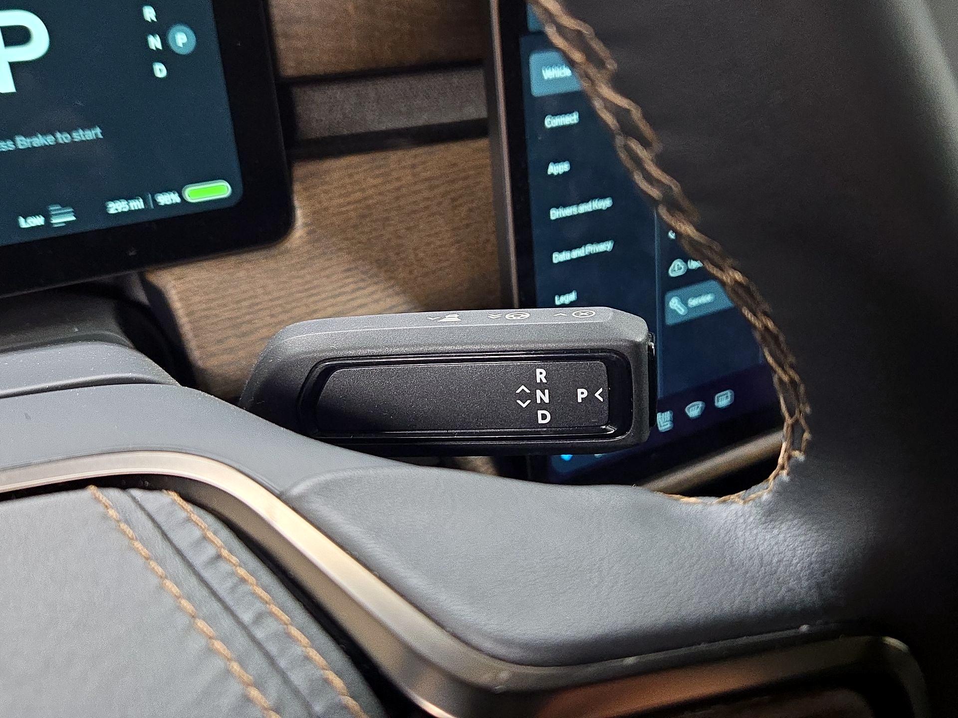 Thumbnail: 2025 Rivian R1S - 17