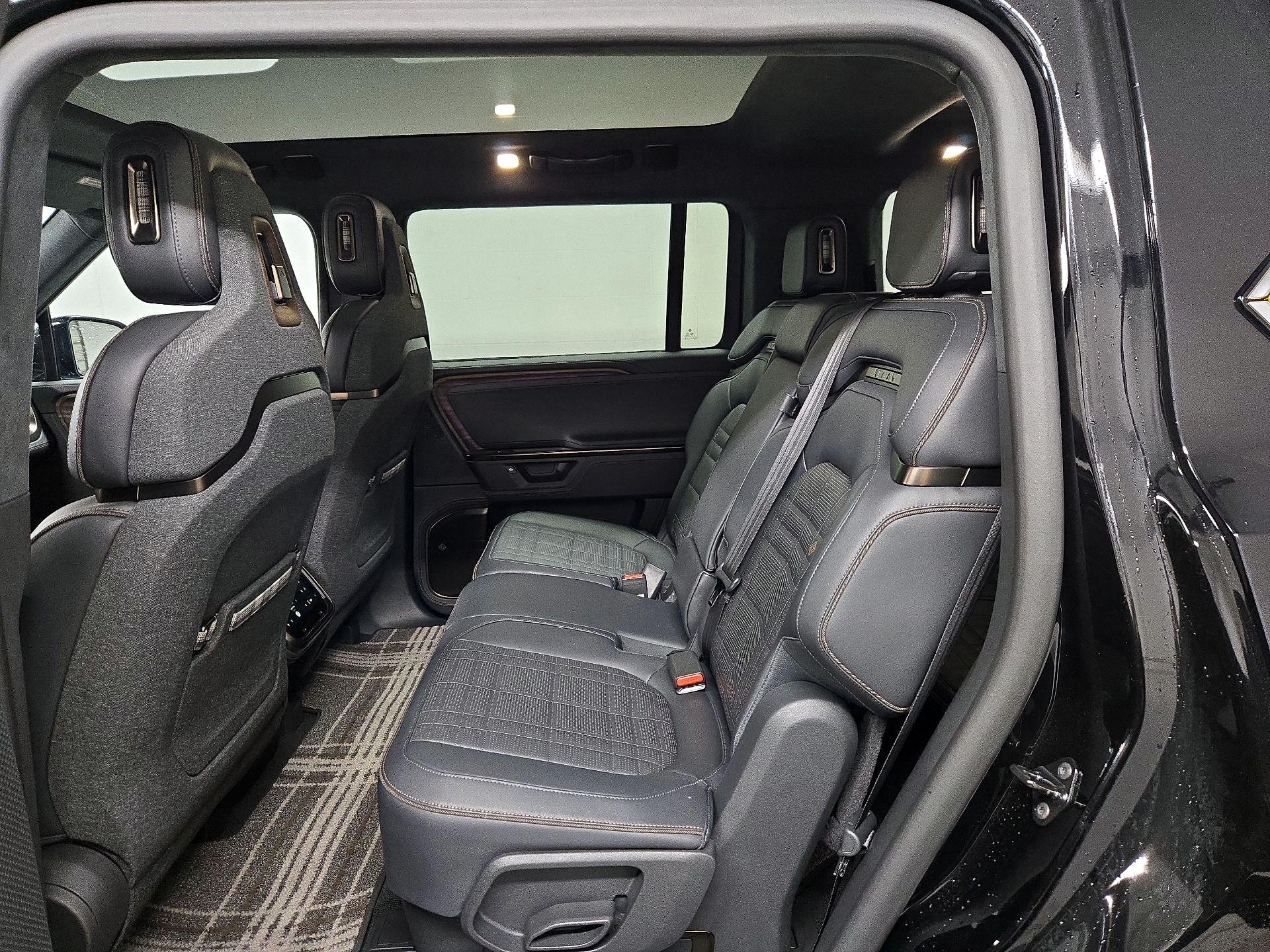 Thumbnail: 2025 Rivian R1S - 19