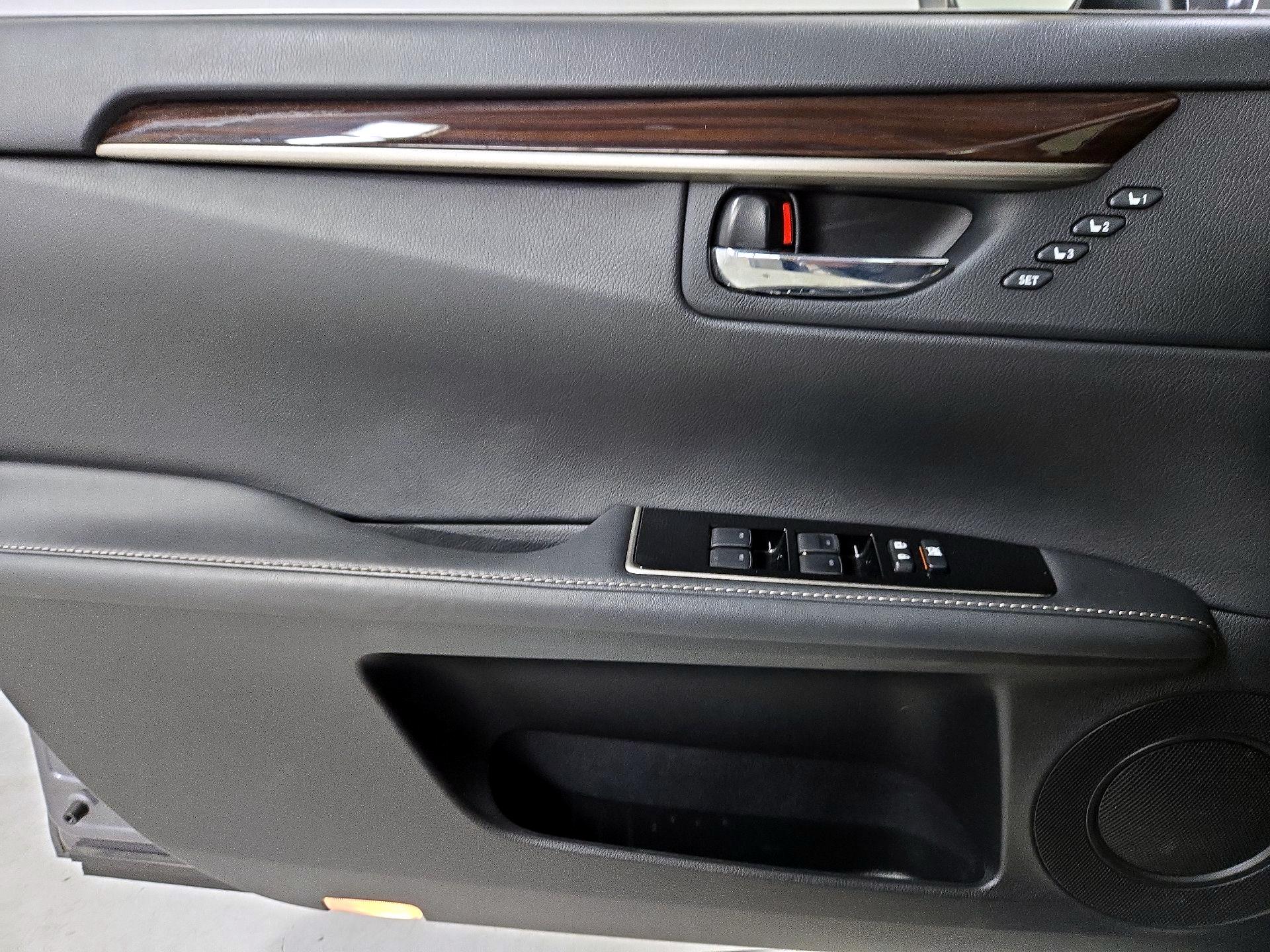 Thumbnail: 2016 Lexus ES - 12
