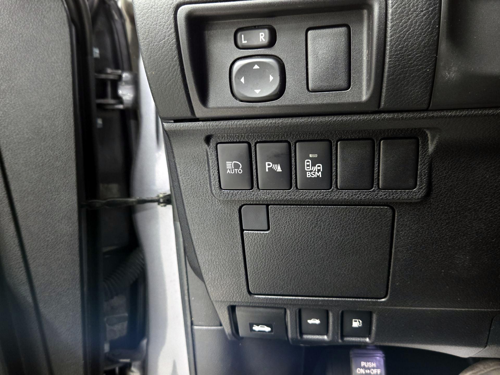 Thumbnail: 2016 Lexus ES - 13