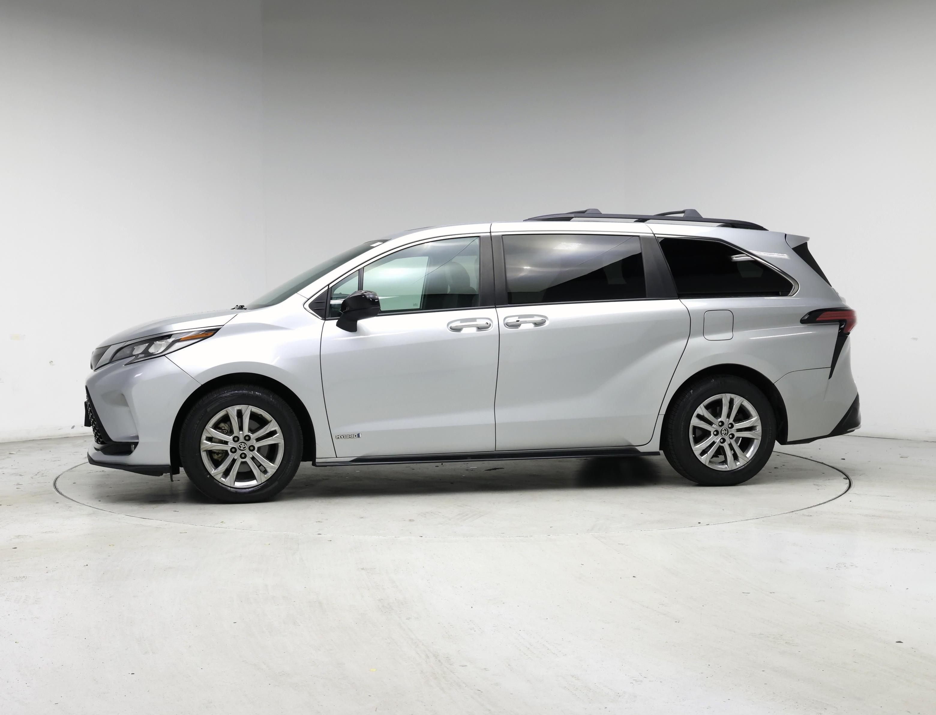 Thumbnail: 2021 Toyota Sienna - 3