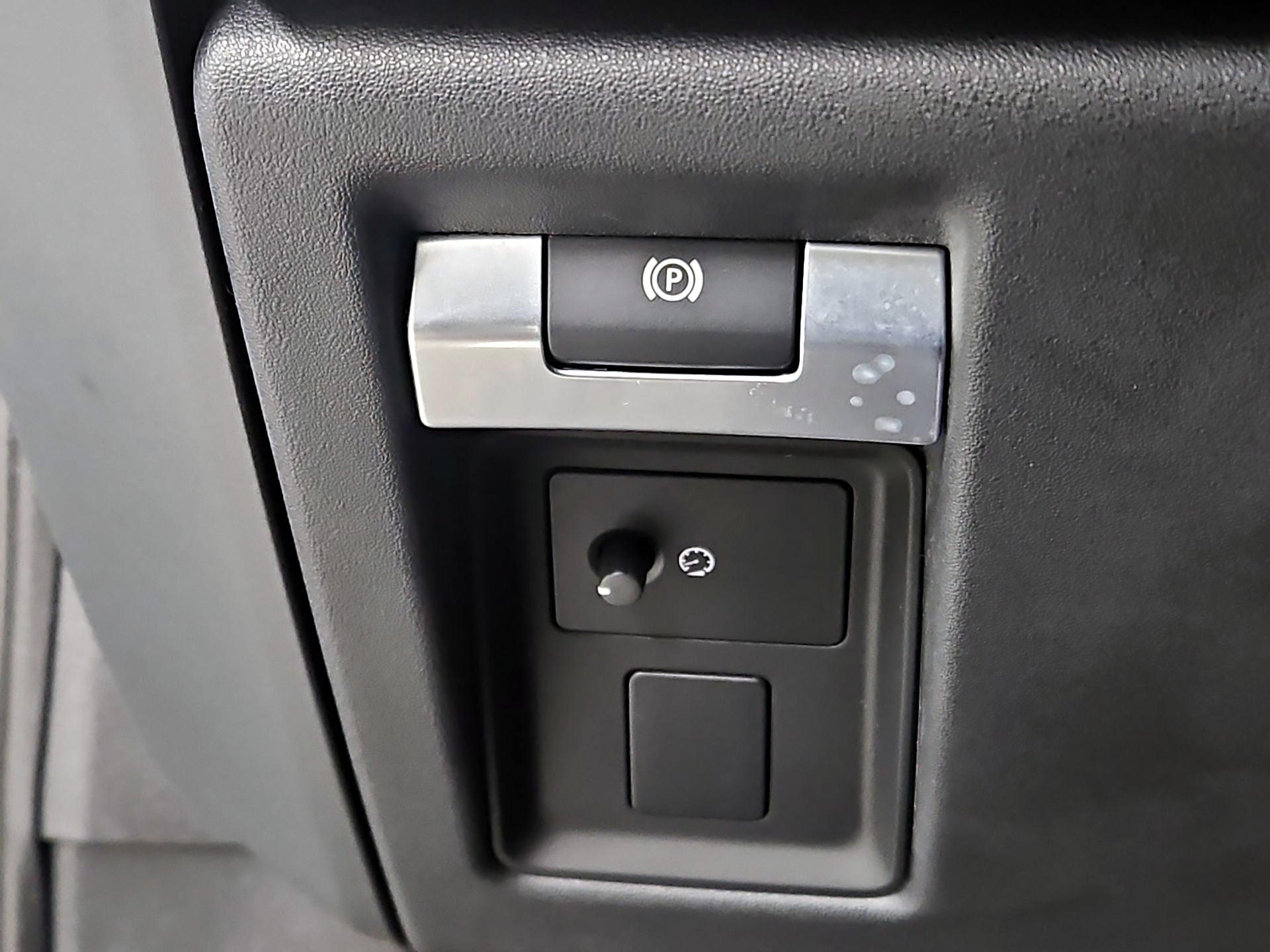 Thumbnail: 2021 Land Rover Defender - 13