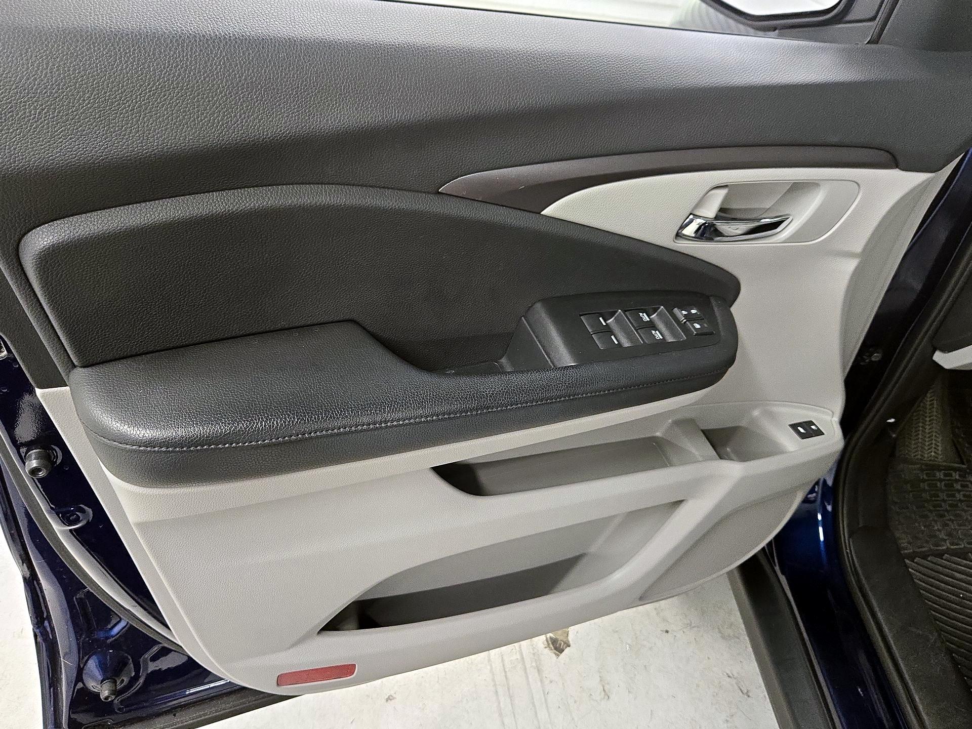 Thumbnail: 2017 Honda Pilot - 12