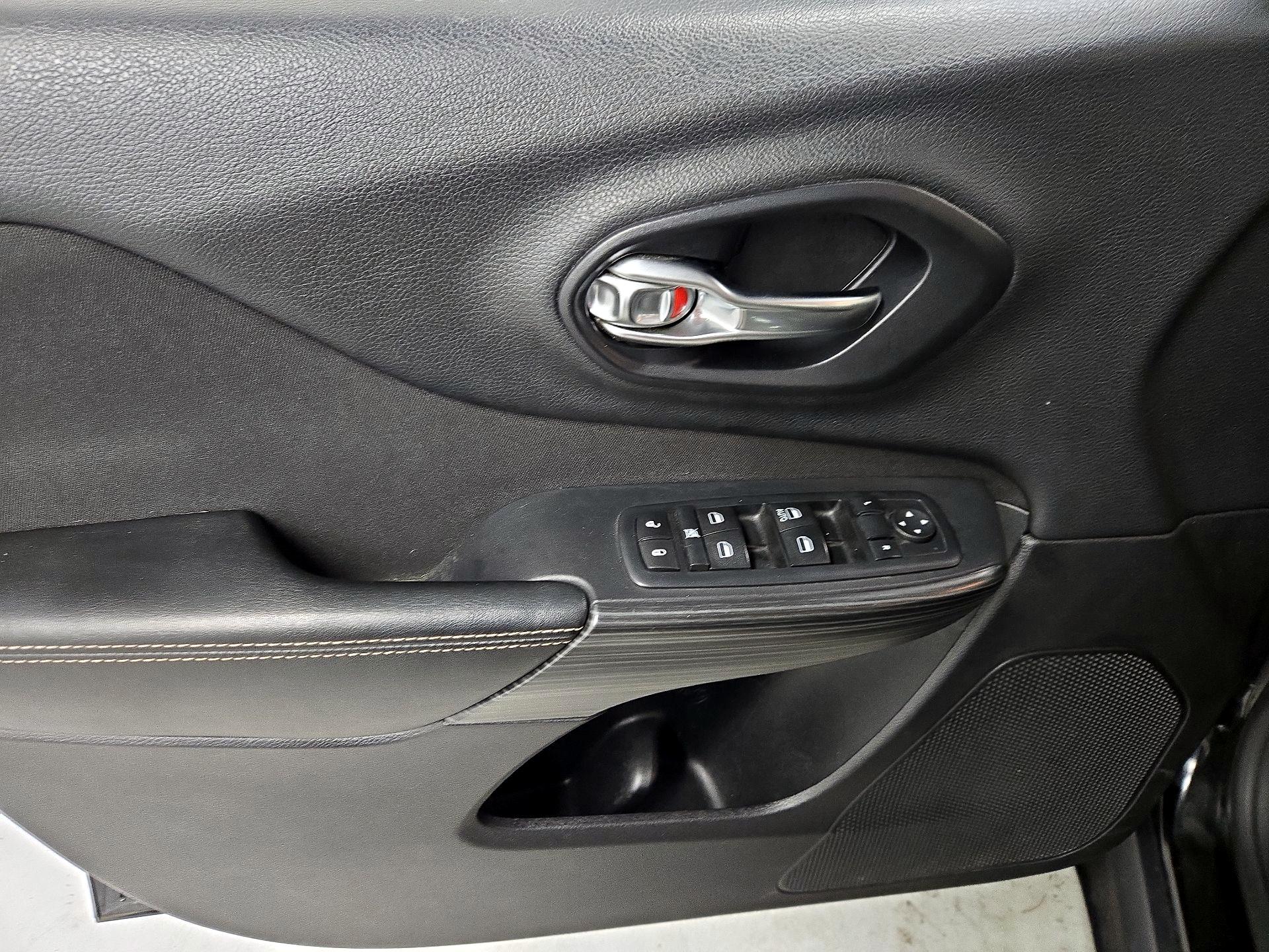 Thumbnail: 2017 Jeep Cherokee - 12