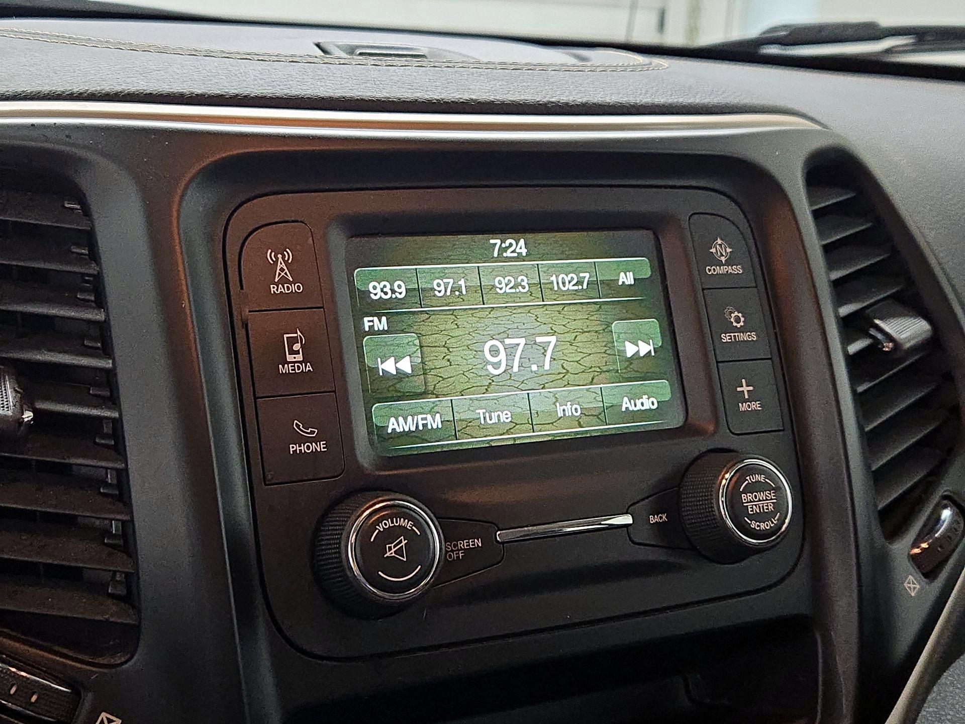 Thumbnail: 2017 Jeep Cherokee - 14