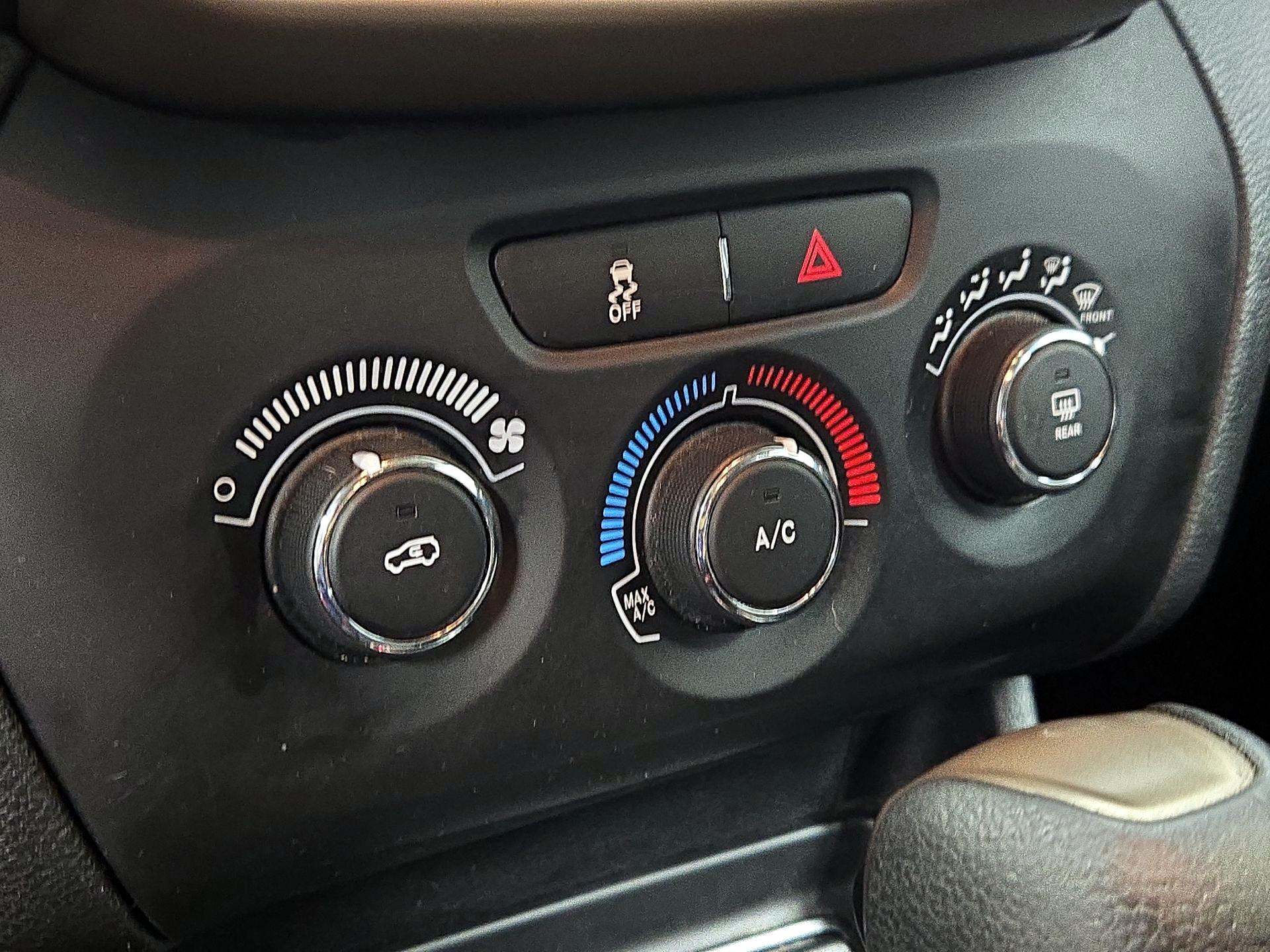 Thumbnail: 2017 Jeep Cherokee - 15