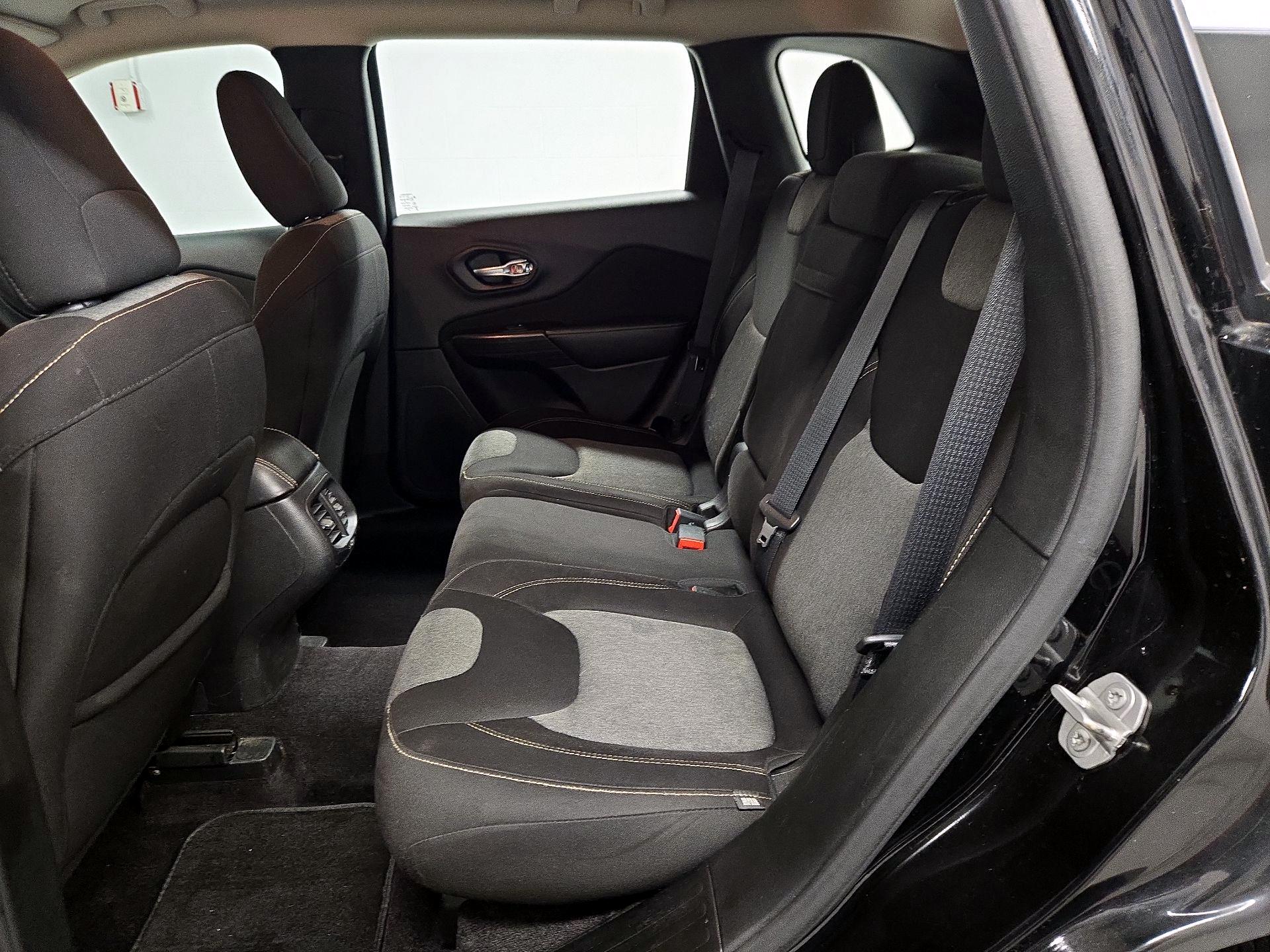 Thumbnail: 2017 Jeep Cherokee - 18