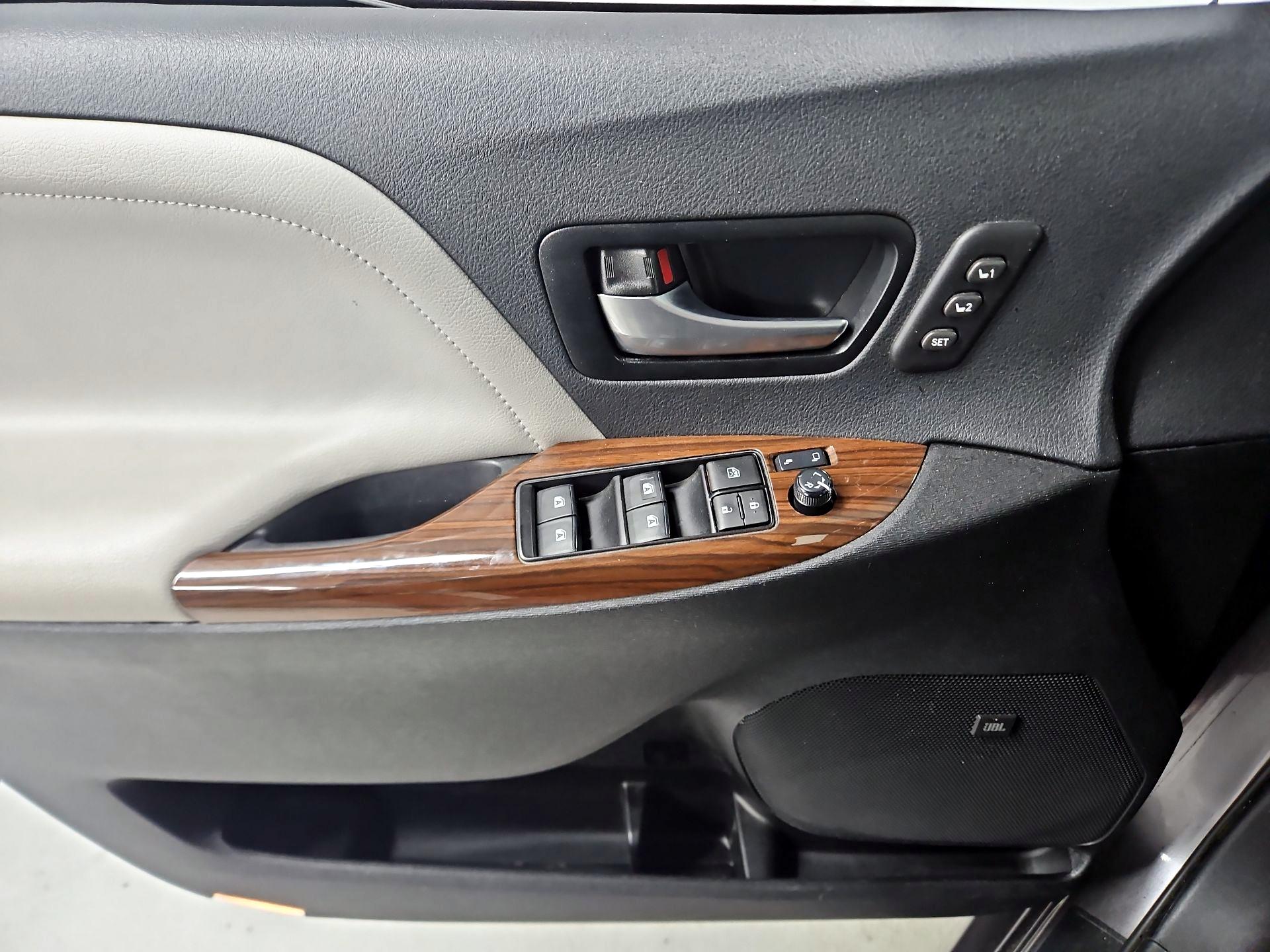 Thumbnail: 2019 Toyota Sienna - 12