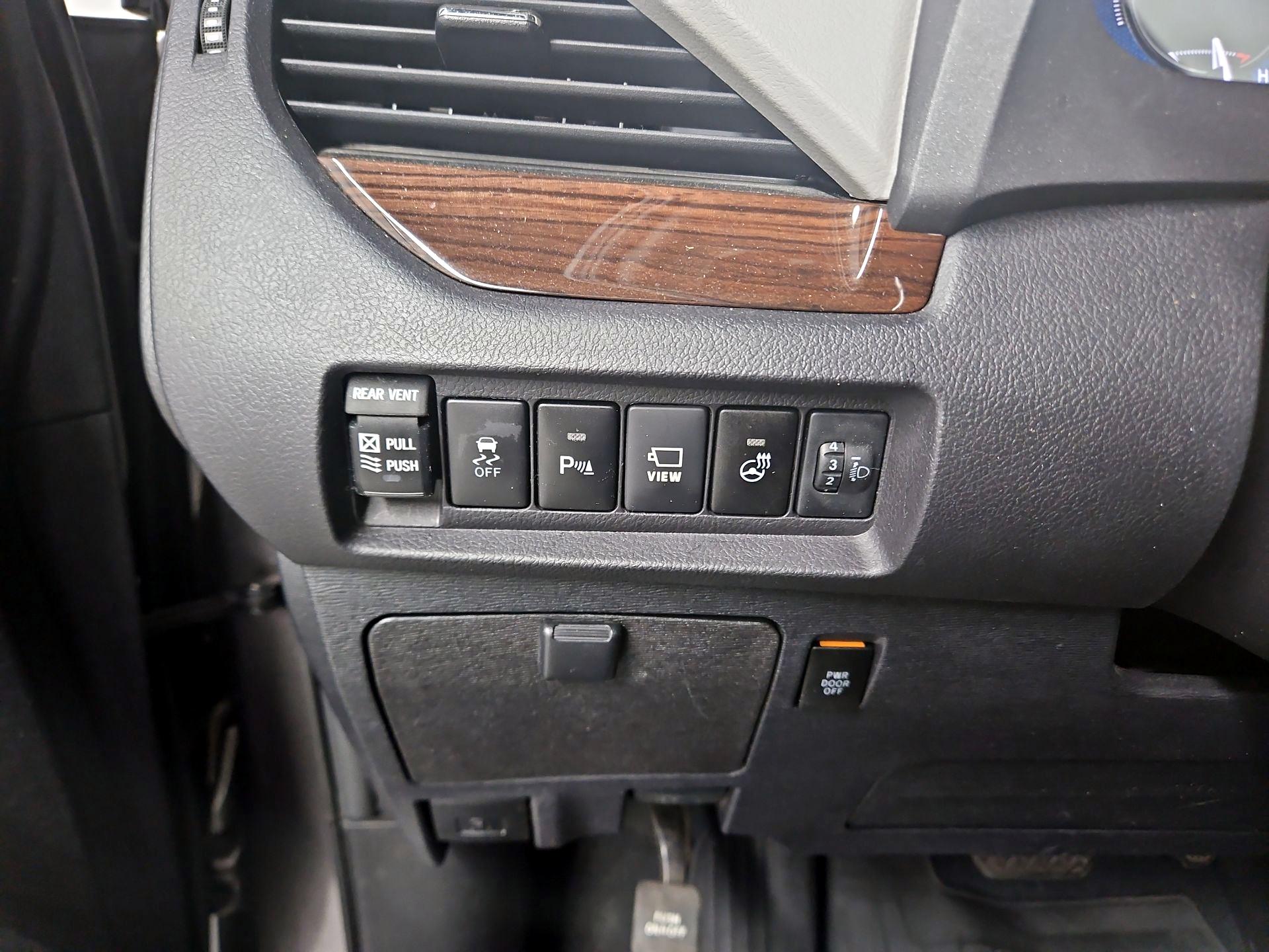 Thumbnail: 2019 Toyota Sienna - 13