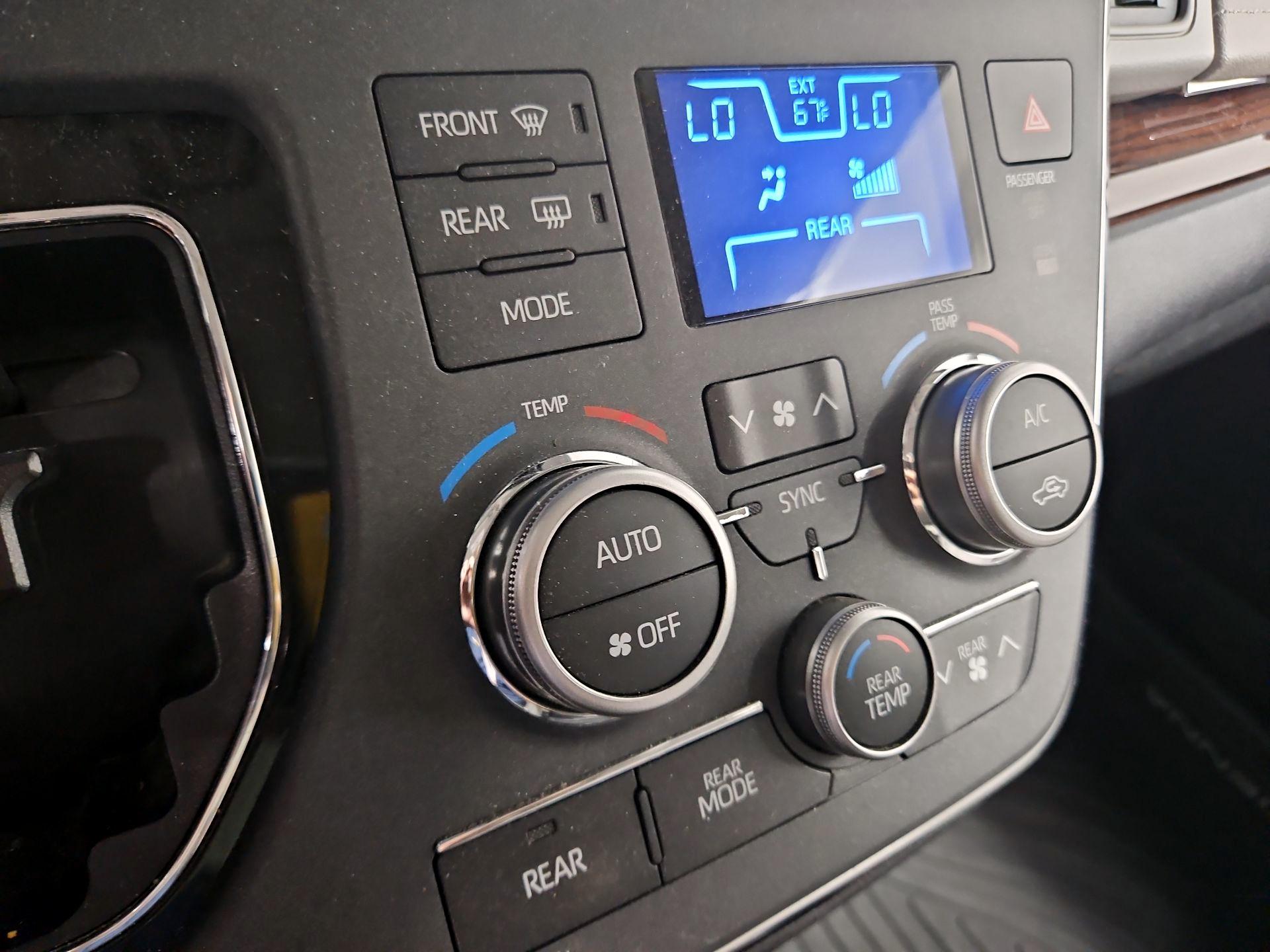 Thumbnail: 2019 Toyota Sienna - 17