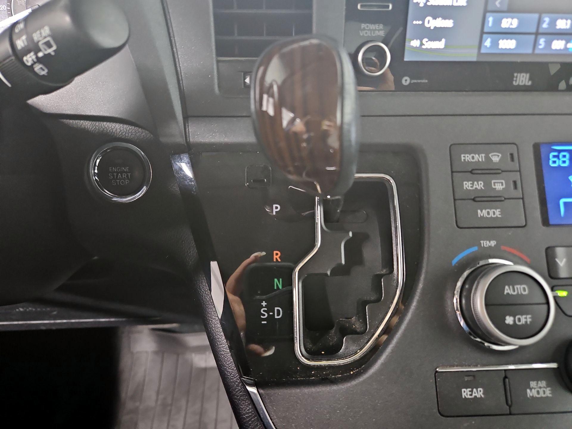 Thumbnail: 2019 Toyota Sienna - 18