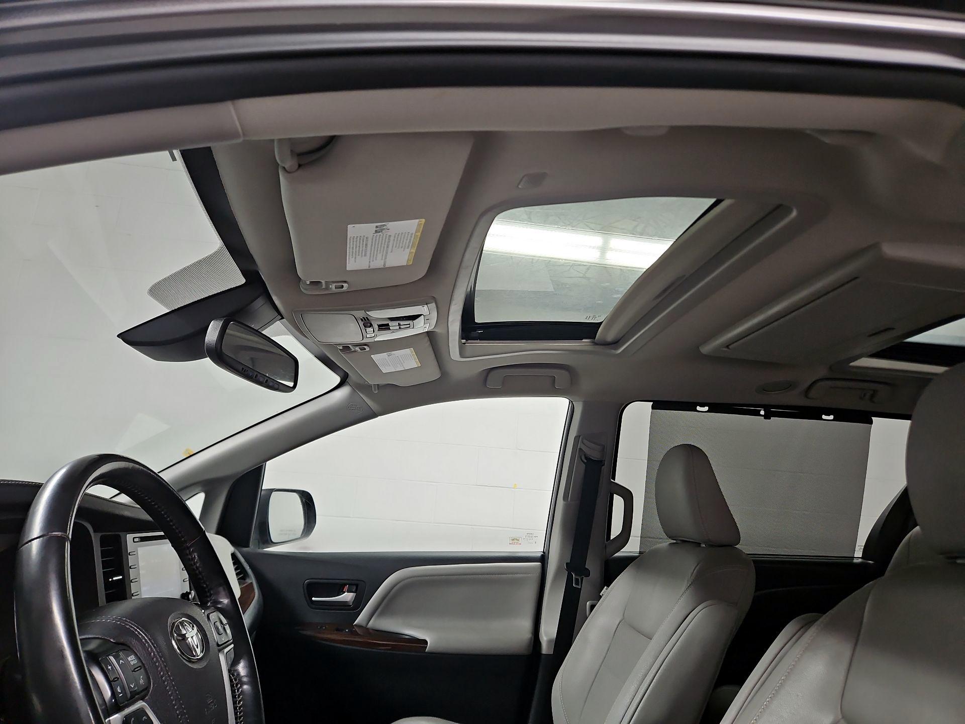 Thumbnail: 2019 Toyota Sienna - 20