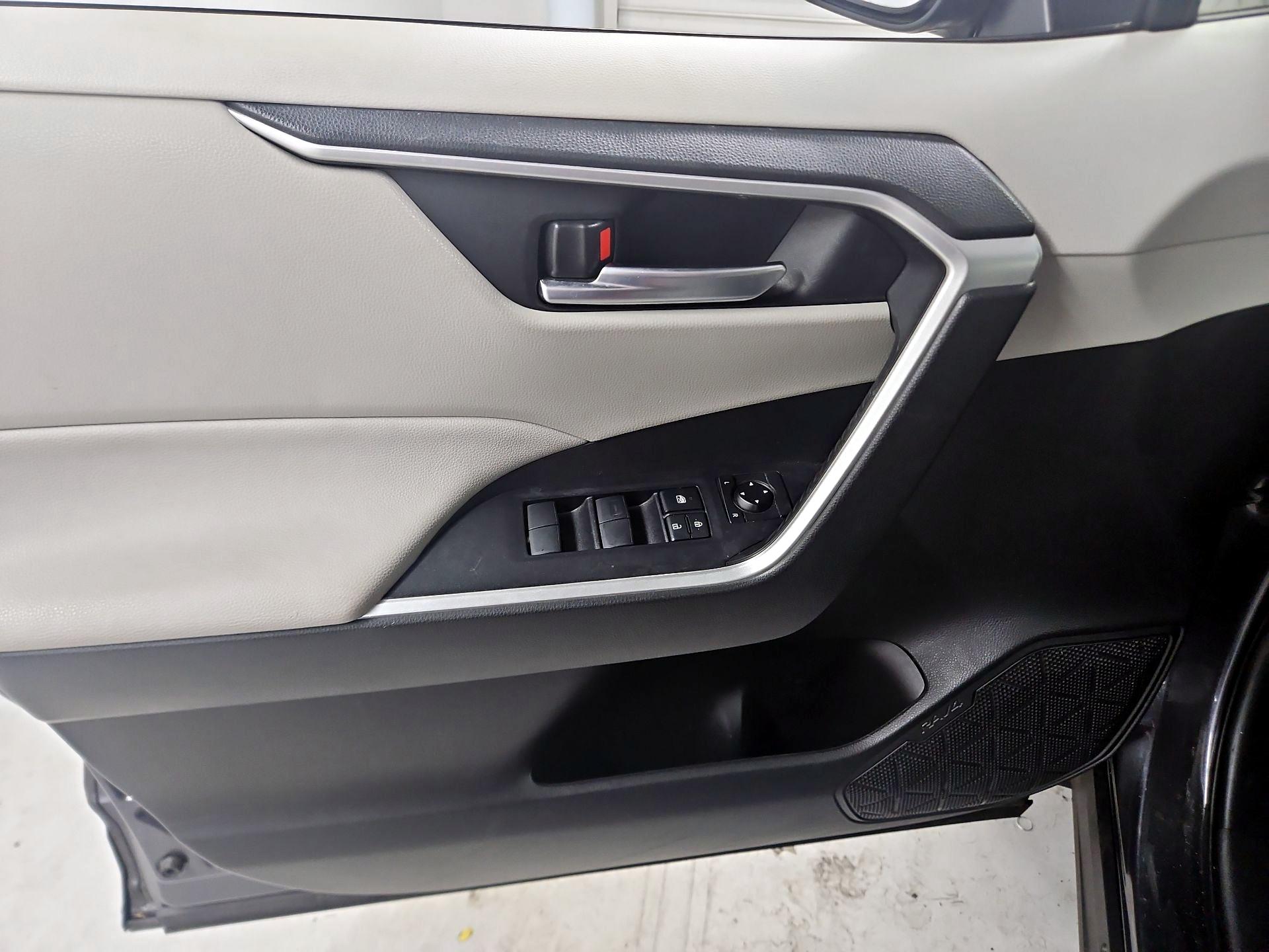 Thumbnail: 2020 Toyota RAV4 - 12