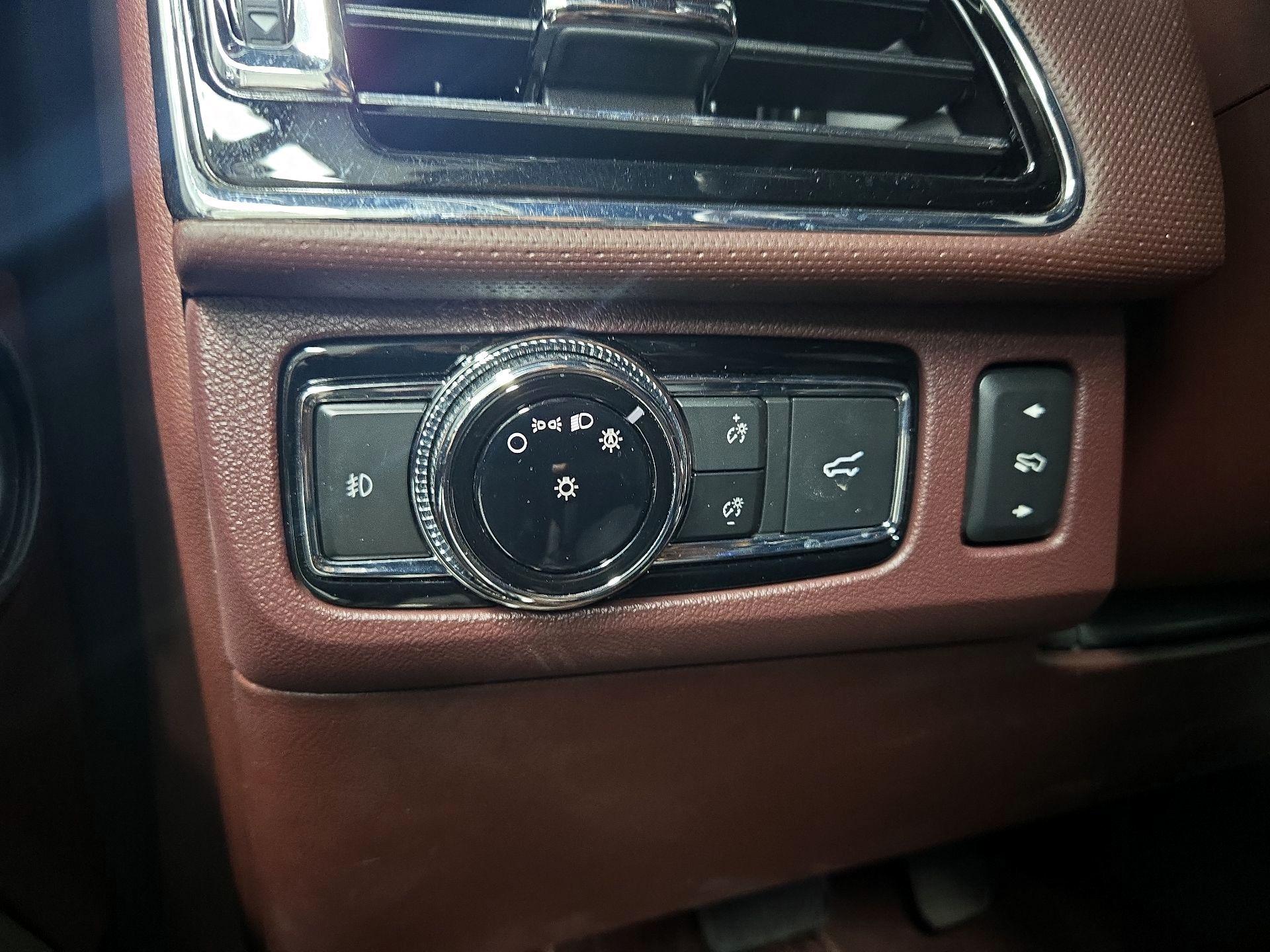 Thumbnail: 2019 Lincoln Navigator - 13