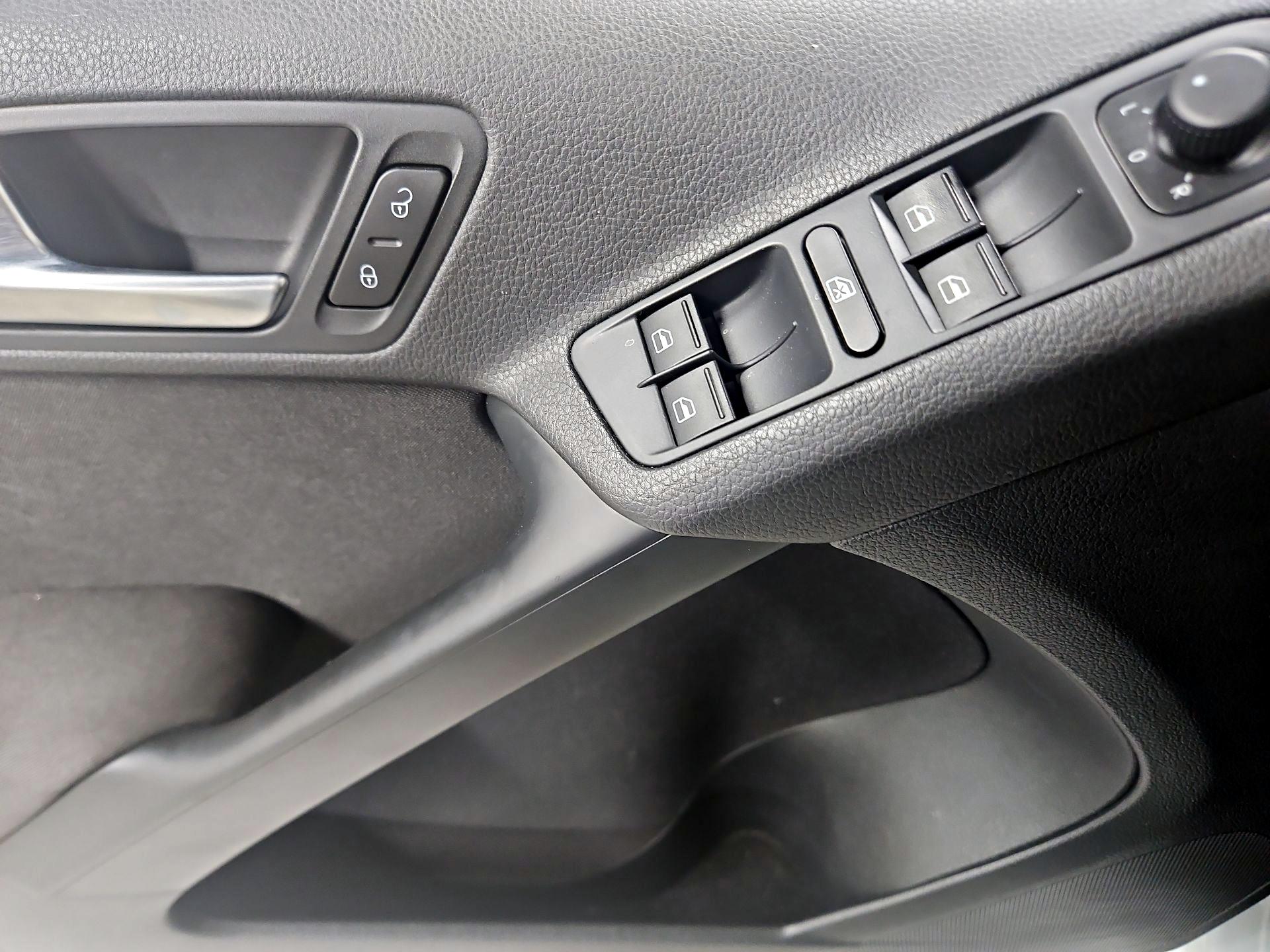 Thumbnail: 2015 Volkswagen Tiguan - 12