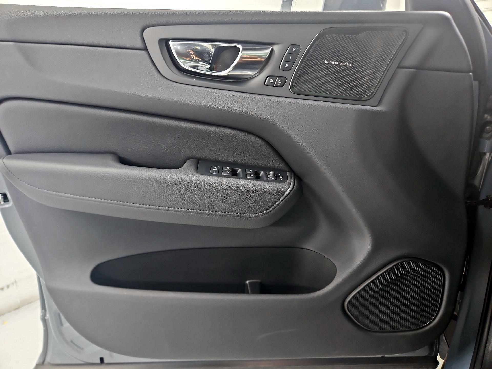 Thumbnail: 2022 Volvo XC60 - 12