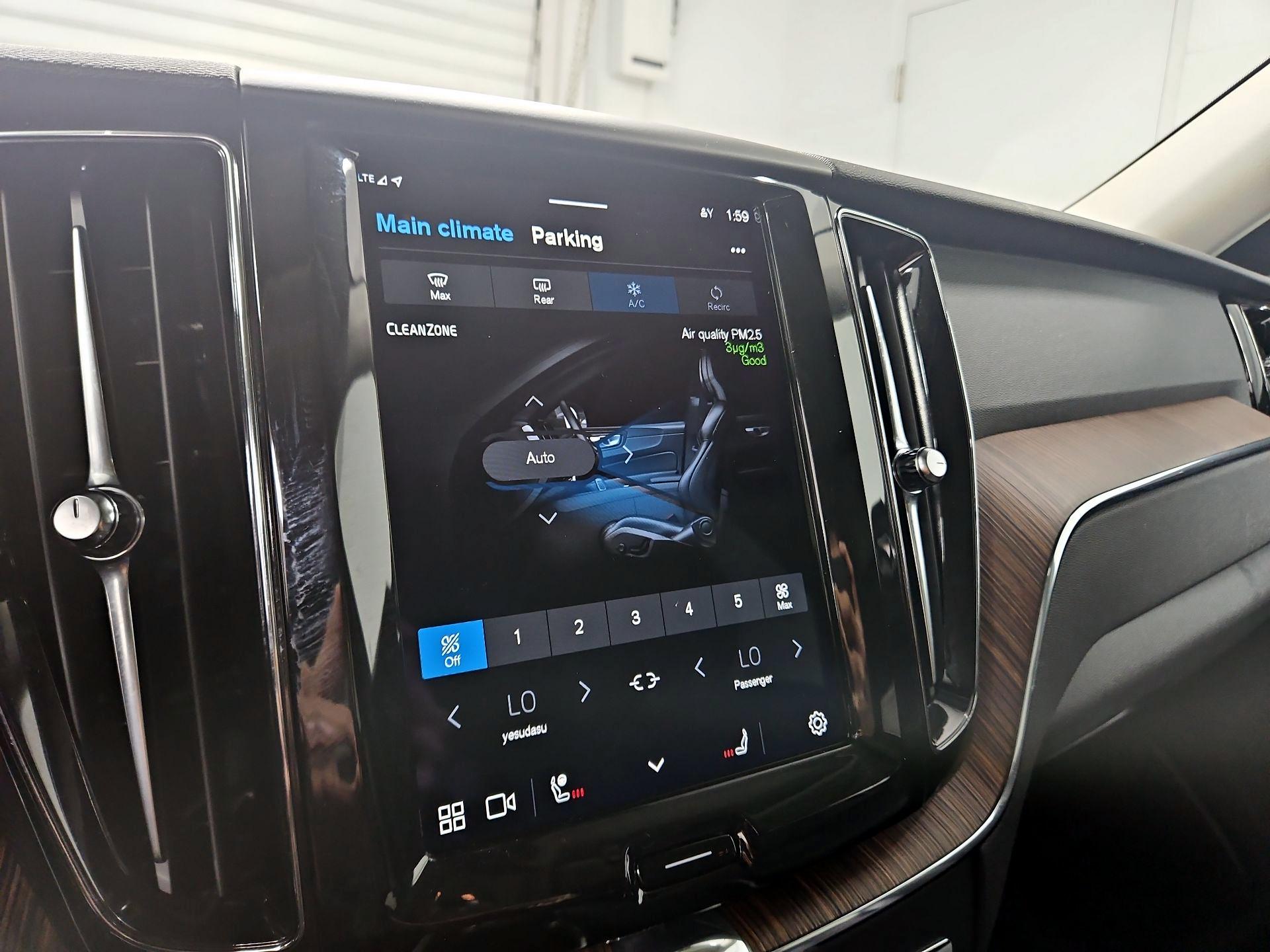 Thumbnail: 2022 Volvo XC60 - 16