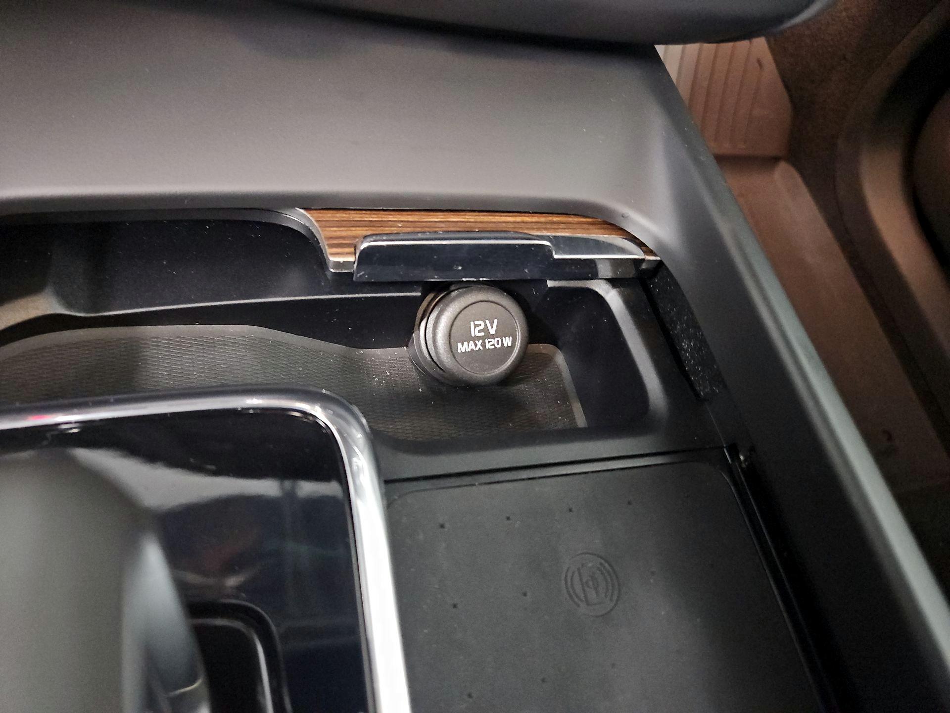 Thumbnail: 2022 Volvo XC60 - 18