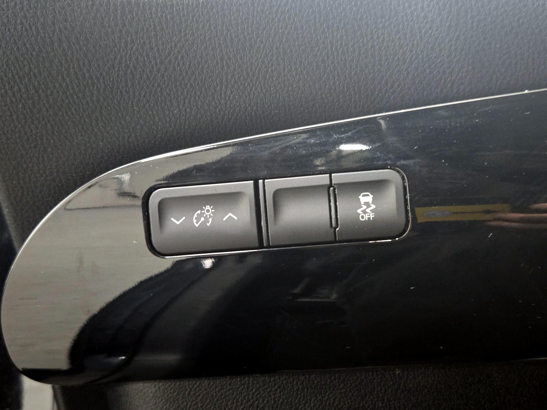 Thumbnail: 2016 Toyota Prius - 13