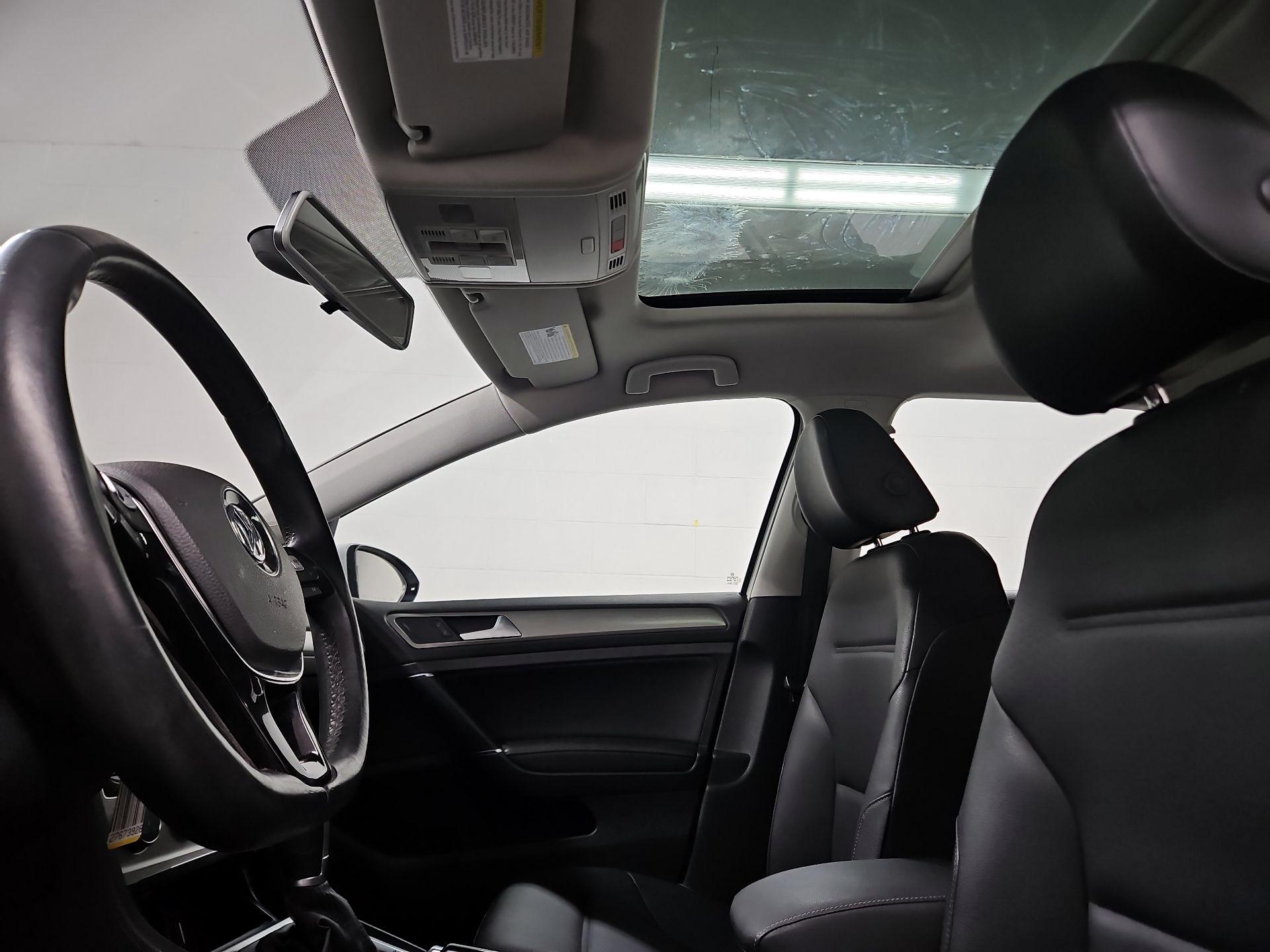 Thumbnail: 2015 Volkswagen Golf - 17