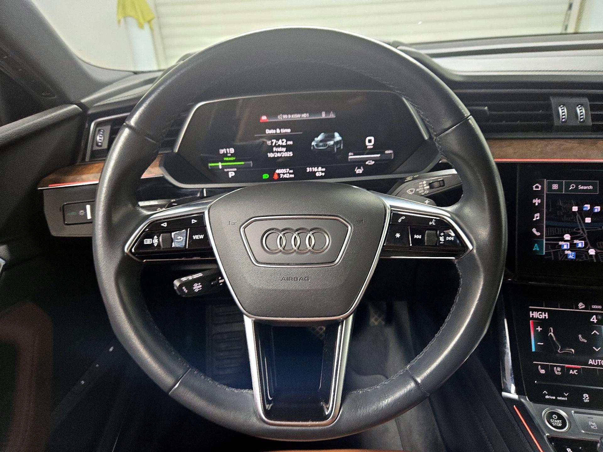 Thumbnail: 2022 Audi e-tron S - 10