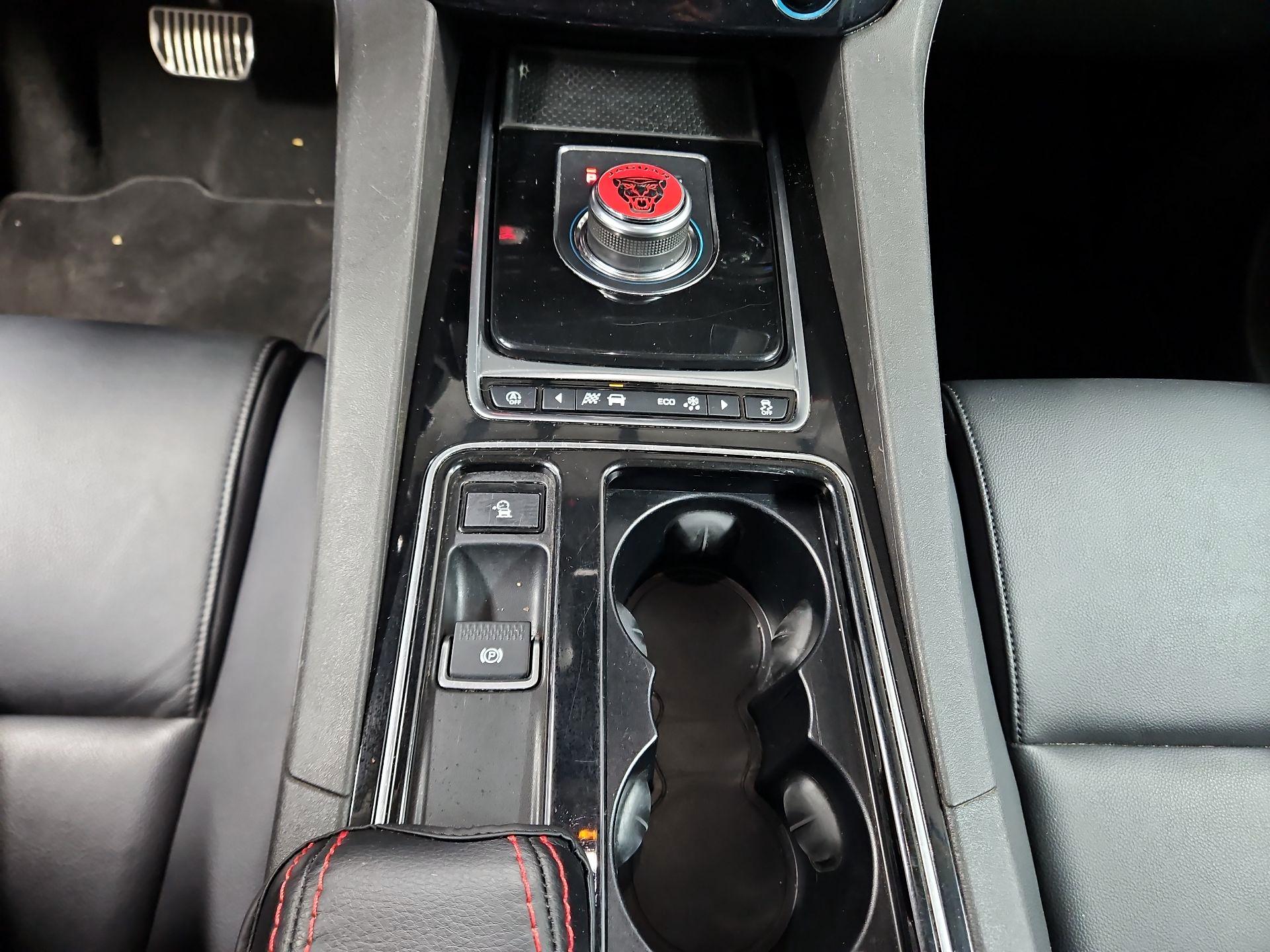 Thumbnail: 2019 Jaguar F-Pace - 18