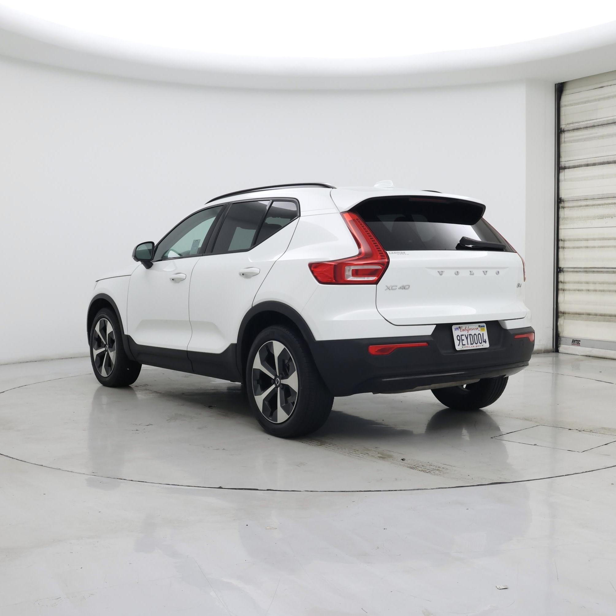 Thumbnail: 2023 Volvo XC40 - 2