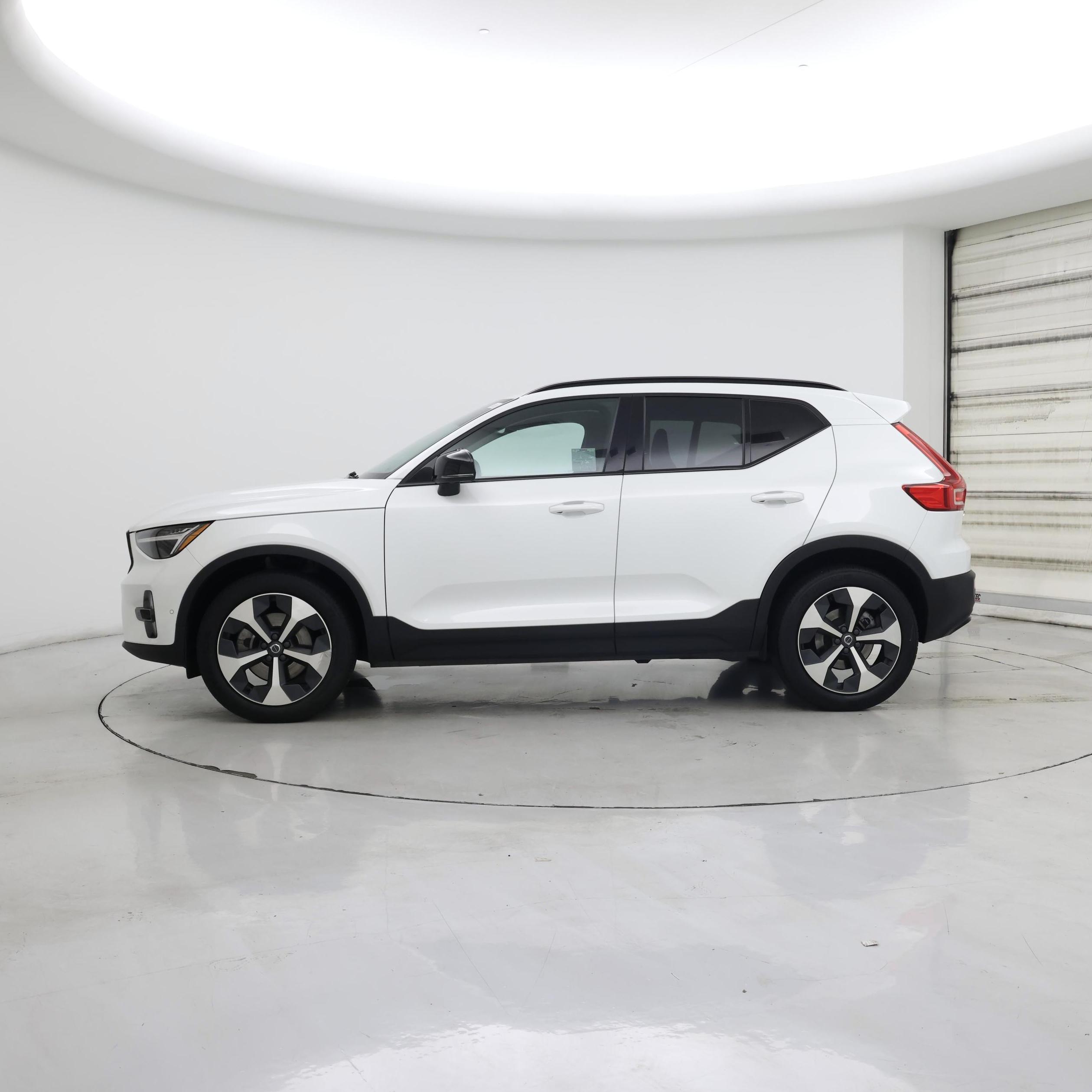 Thumbnail: 2023 Volvo XC40 - 3