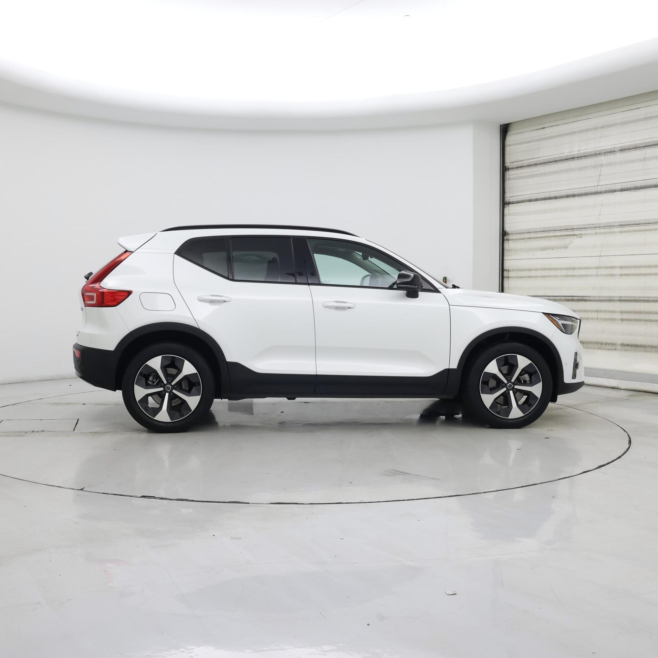 Thumbnail: 2023 Volvo XC40 - 7
