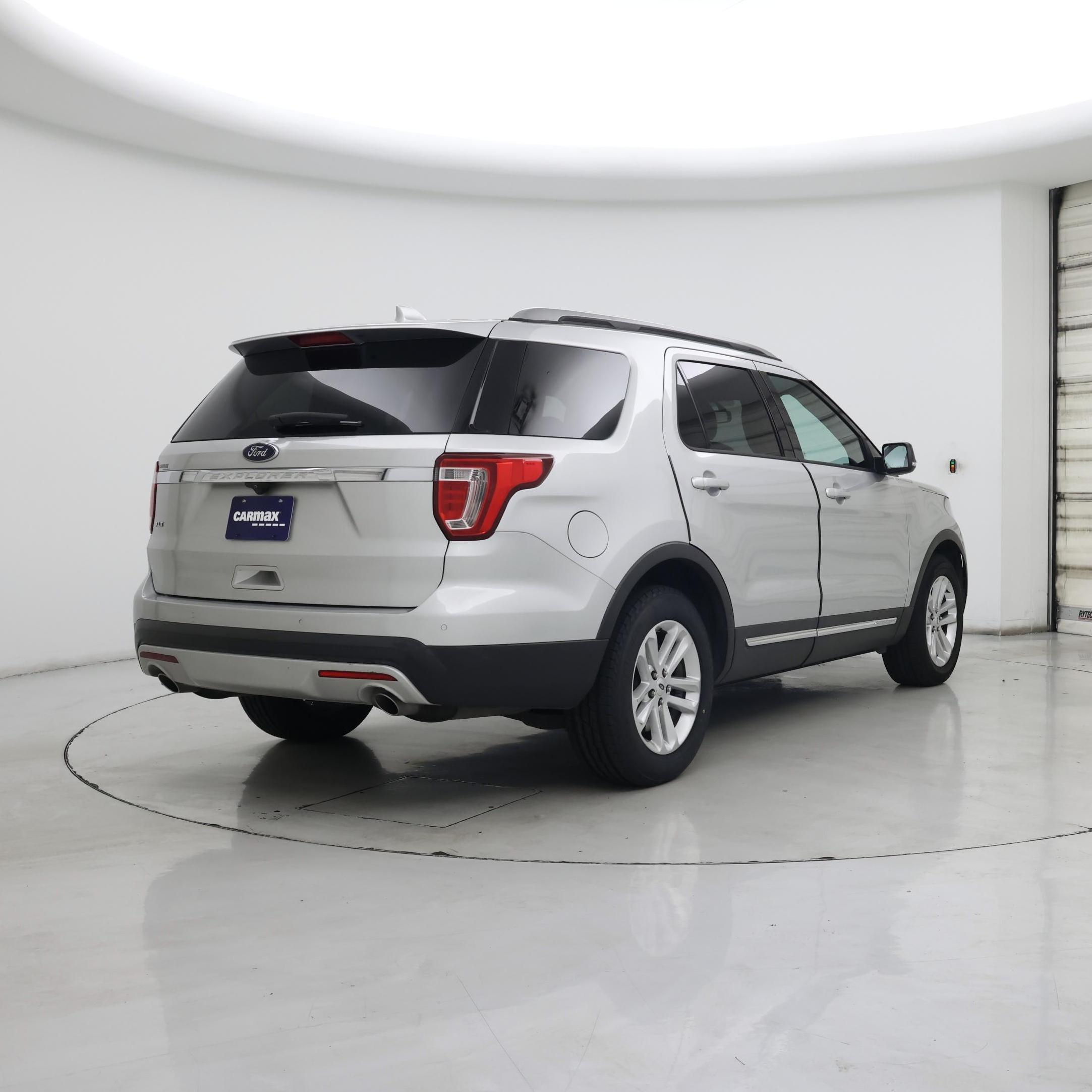Thumbnail: 2017 Ford Explorer - 8