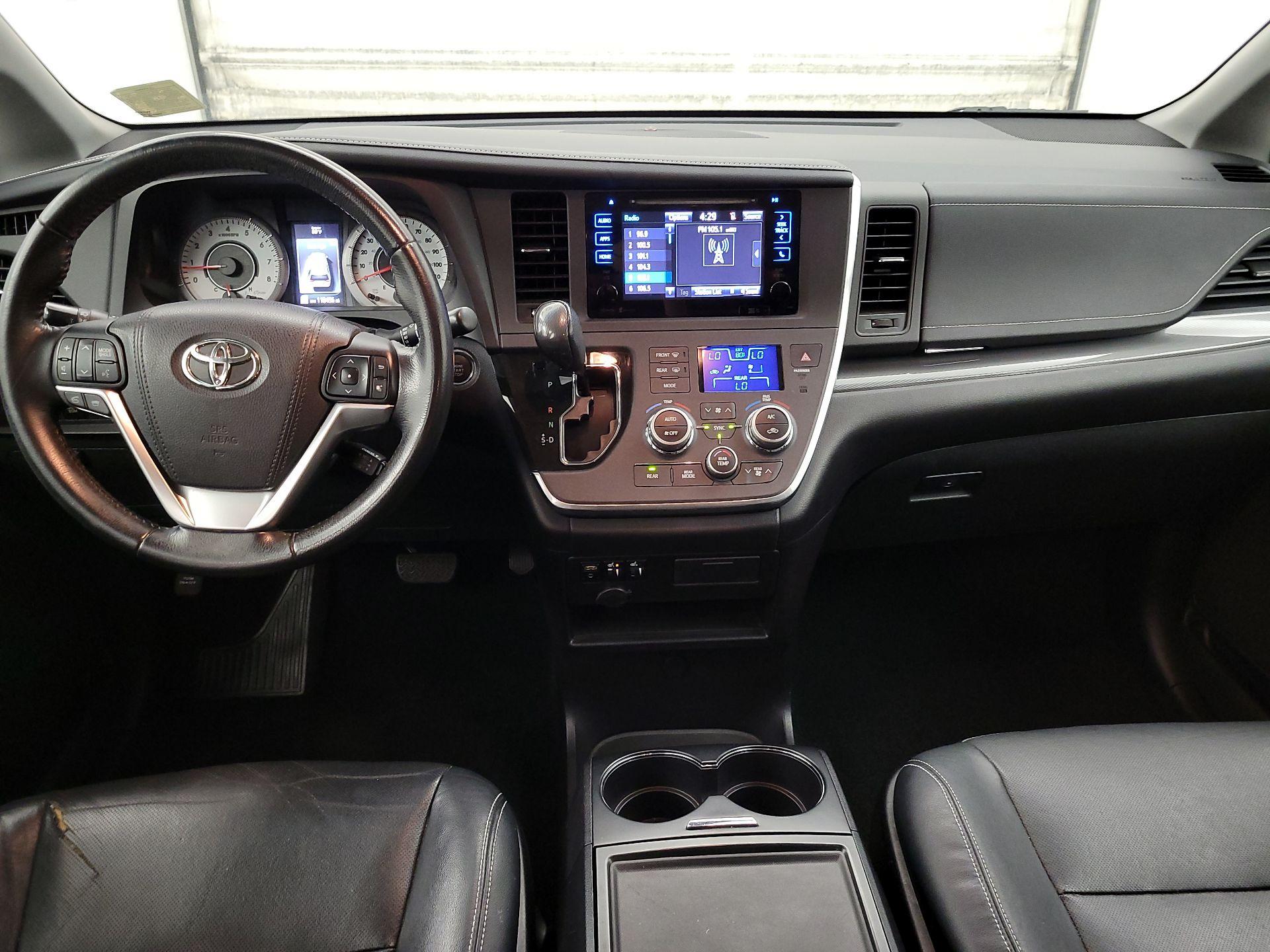 Thumbnail: 2015 Toyota Sienna - 9