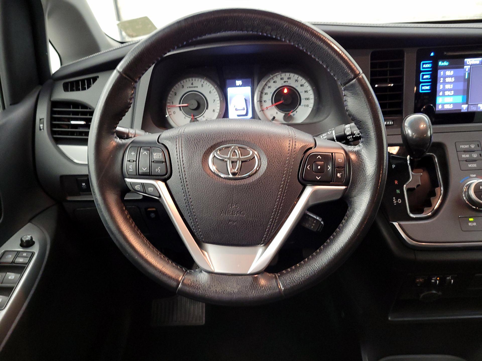 Thumbnail: 2015 Toyota Sienna - 10