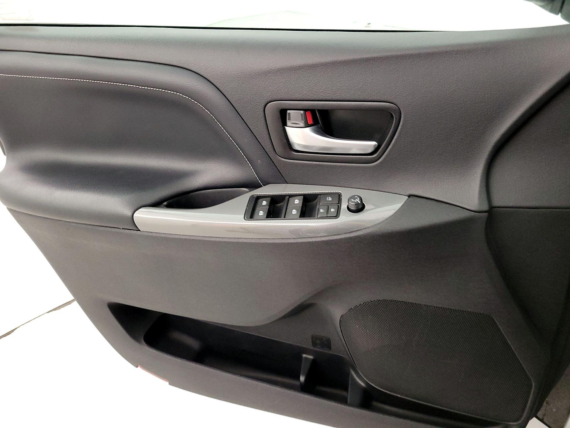 Thumbnail: 2015 Toyota Sienna - 12