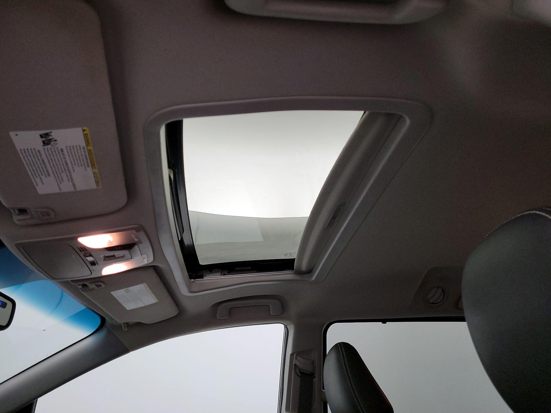Thumbnail: 2015 Toyota Sienna - 17